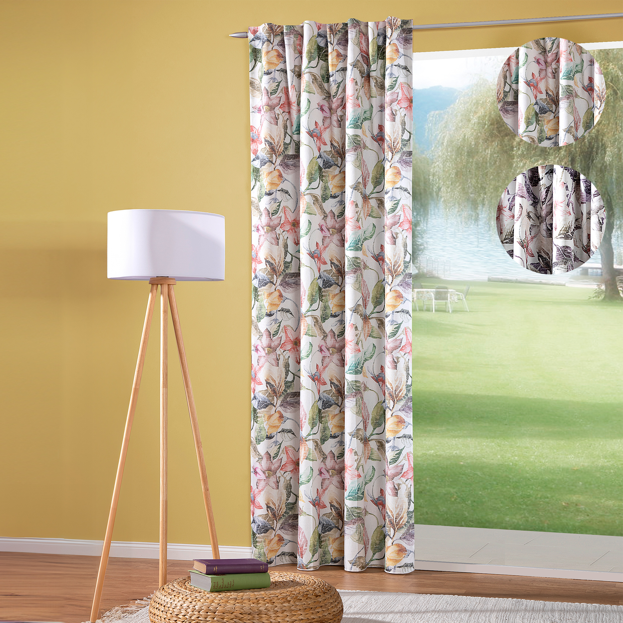 Vorhang mit Schlaufenband vor Fenster, daneben Stehlampe und Korbtisch mit Büchern