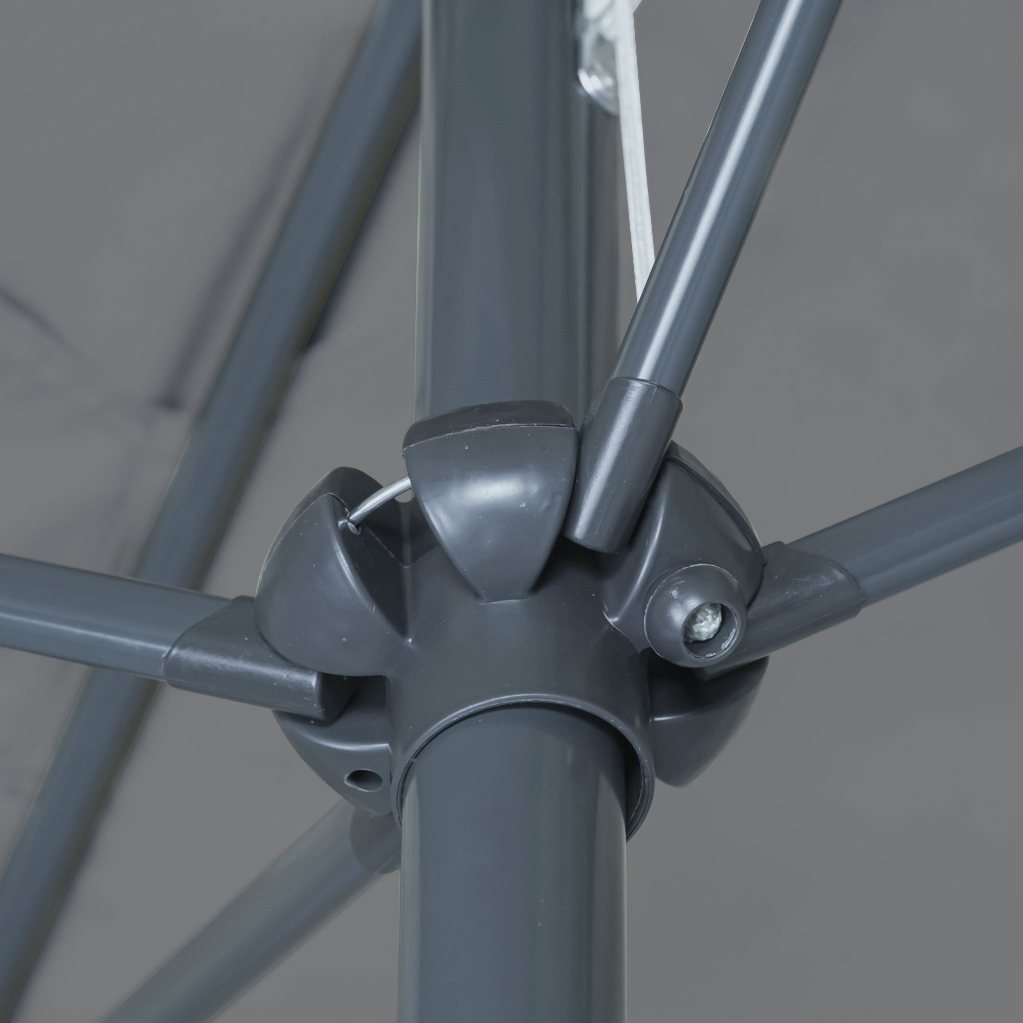 Nahaufnahme eines knickbaren Sonnenschirmgestänges mit Verstellmechanismus