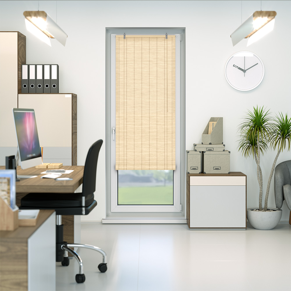Bambusrollo an einer Tür in einem Büro mit Schreibtisch und Pflanzen im Hintergrund