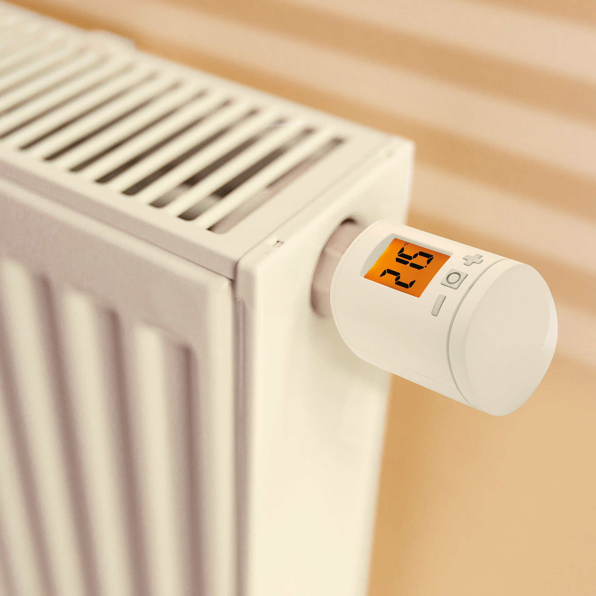 Smartes Heizkörper-Thermostat mit digitaler Anzeige an einem Heizkörper montiert