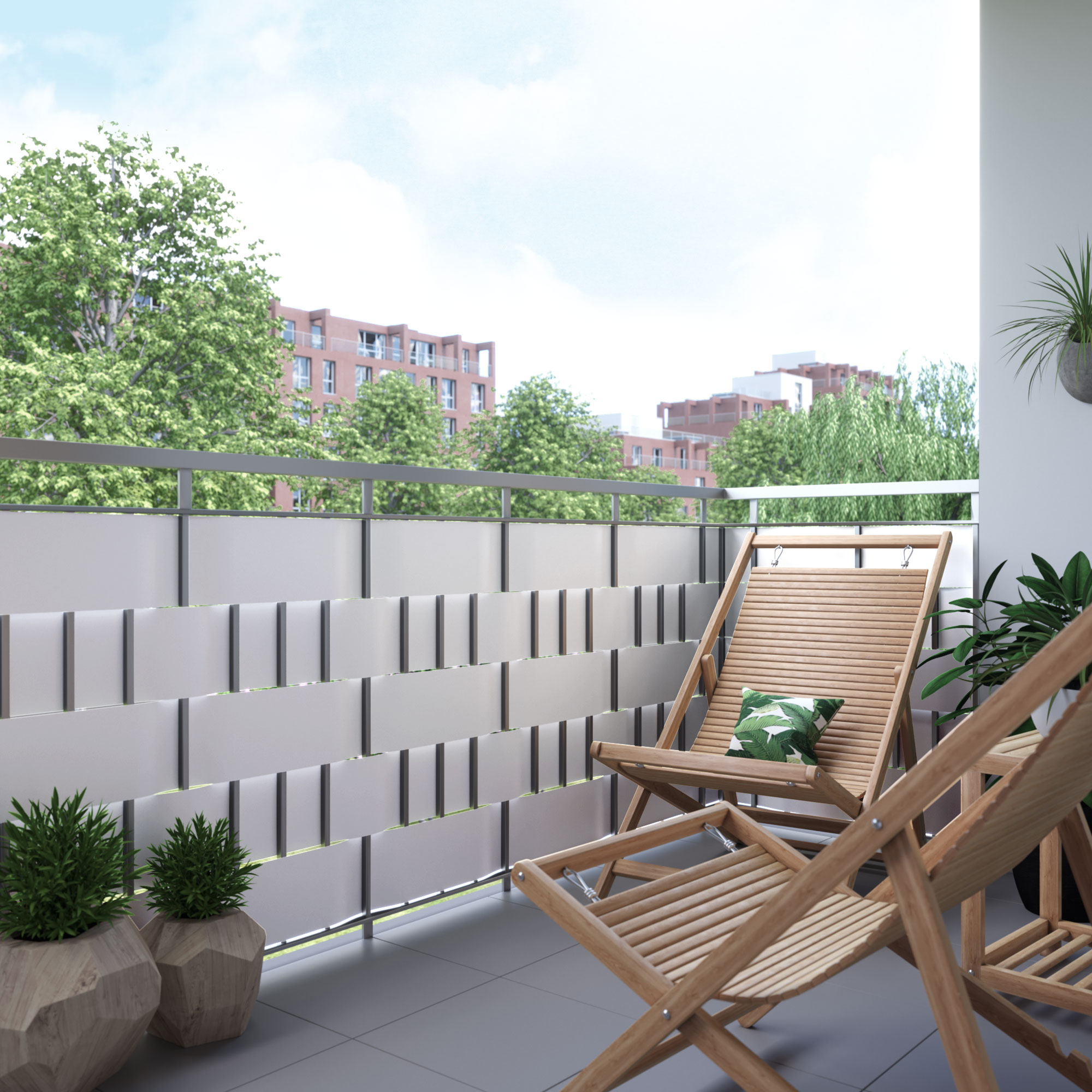 slider_image_3492d90318e243cdad0282080bc7e818 Balkon mit PVC Sichtschutzstreifen und Befestigungsclips, zwei Holzstühle, Pflanzen im Hintergrund