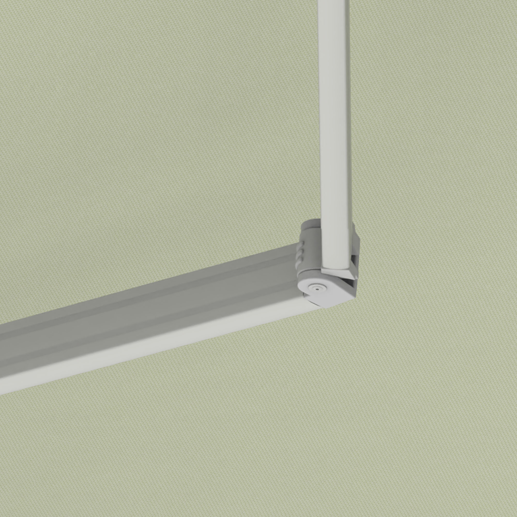 Kassettenmarkise mit Gelenkarm und gestreiftem Tuch im Hintergrund