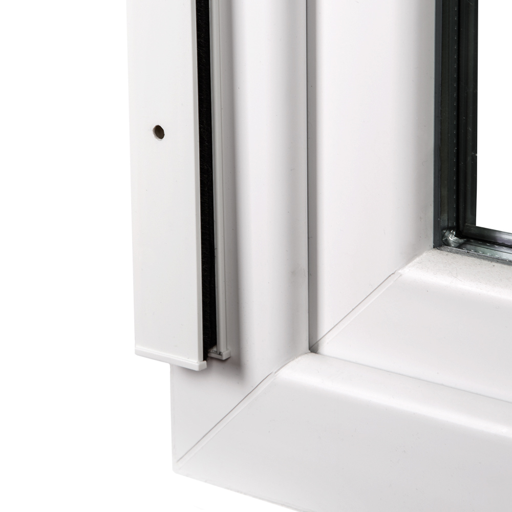 slider_image_019270e6fb2f7466a78e694e49412c3d Ausschnitt eines Insektenschutzrollos an einem Fensterrahmen, zeigt Schienen und Befestigungselemente