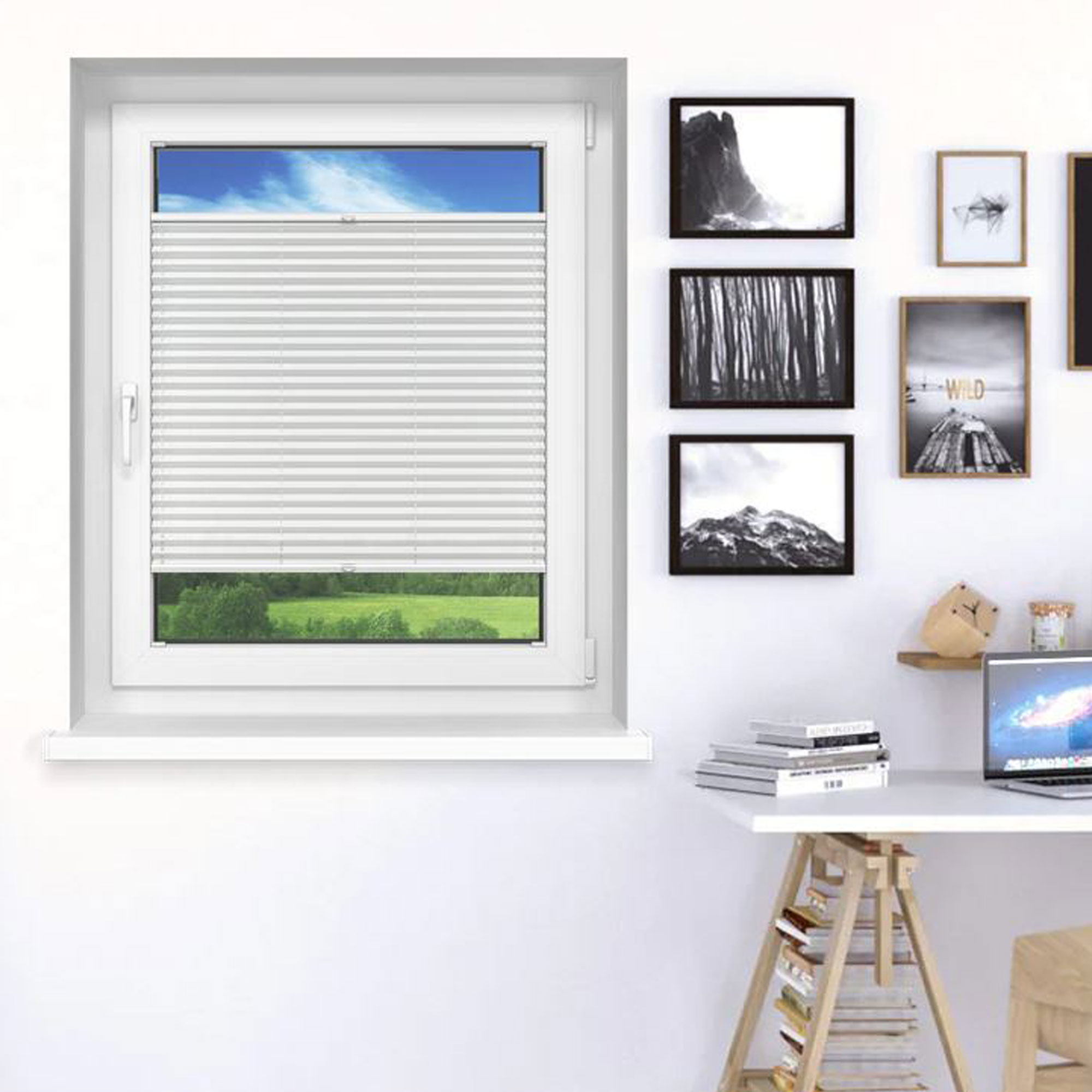 Ein Fenster mit Jalousie in einem Raum mit Bildern an der Wand und einem Schreibtisch