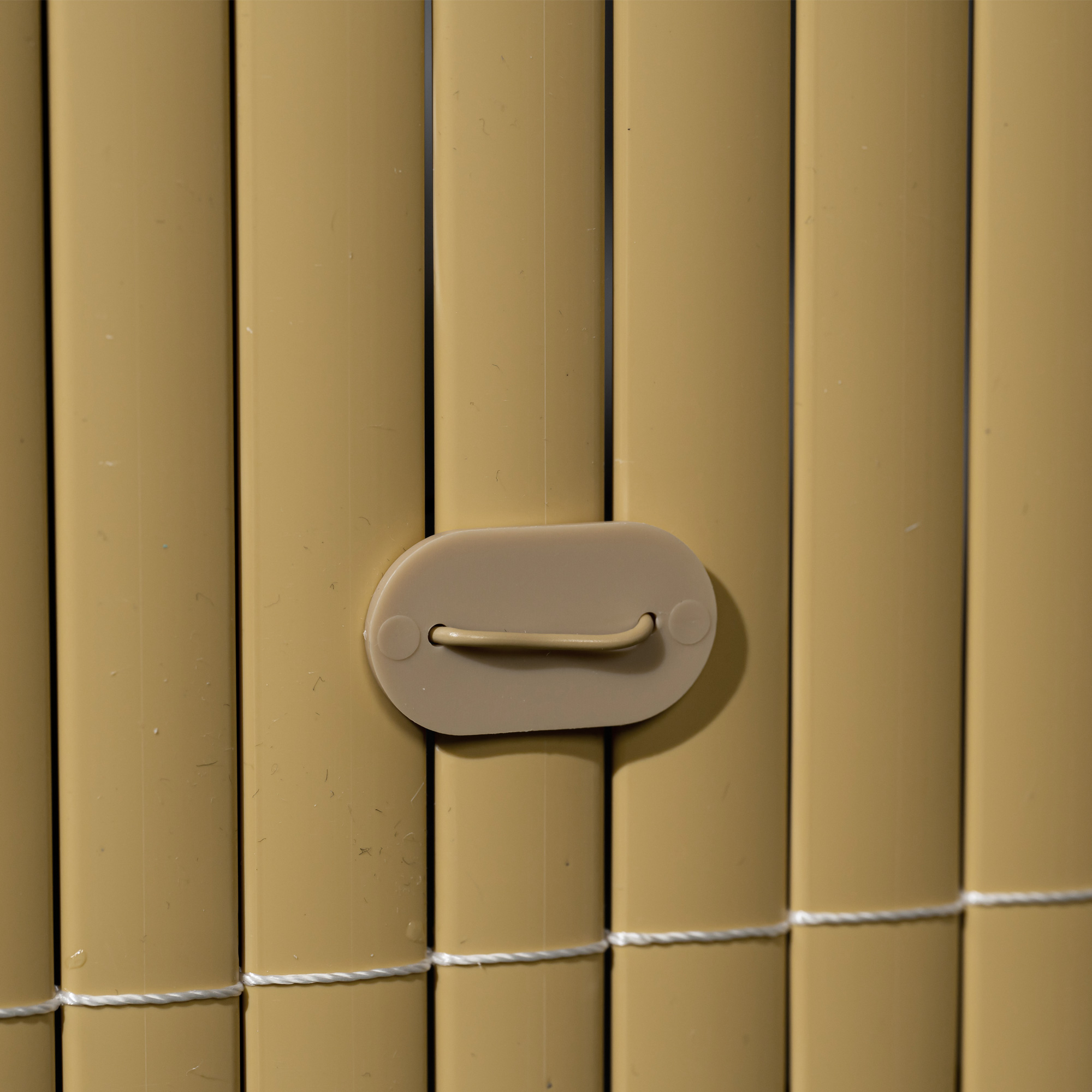 slider_image_0195f0b0237f7e5e9ac095221c6a4c7f Vertikale Lamellen mit Befestigungselement und Schnur verbunden