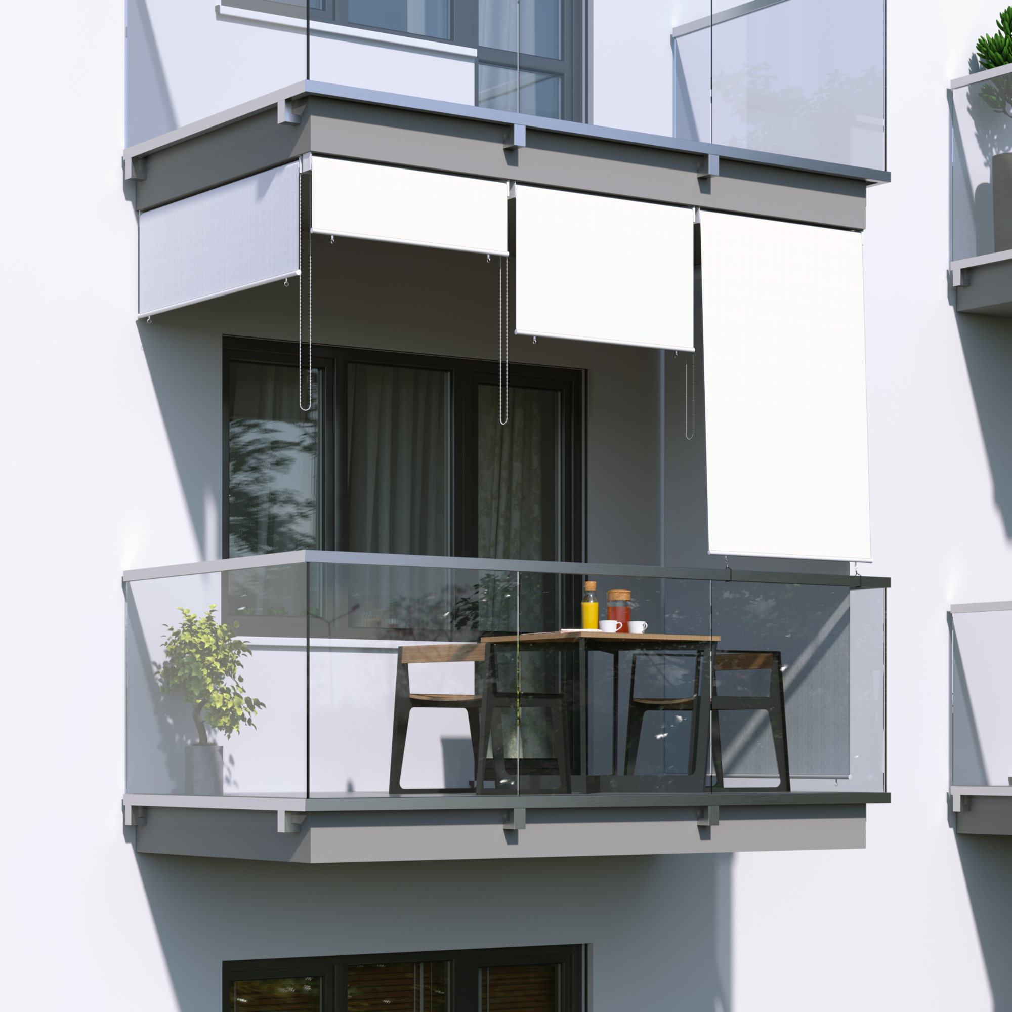 Balkon mit freihängender Senkrechtmarkise und Tisch mit Stühlen