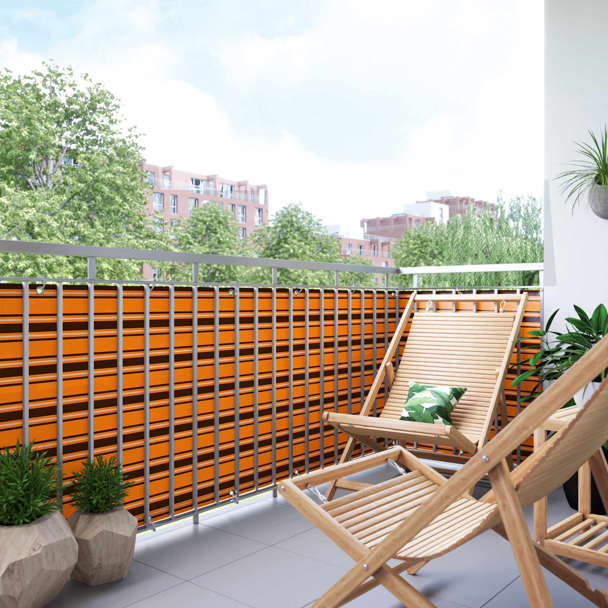 Balkon mit Bespannung aus atmungsaktivem Material, umgeben von Pflanzen und Stühlen