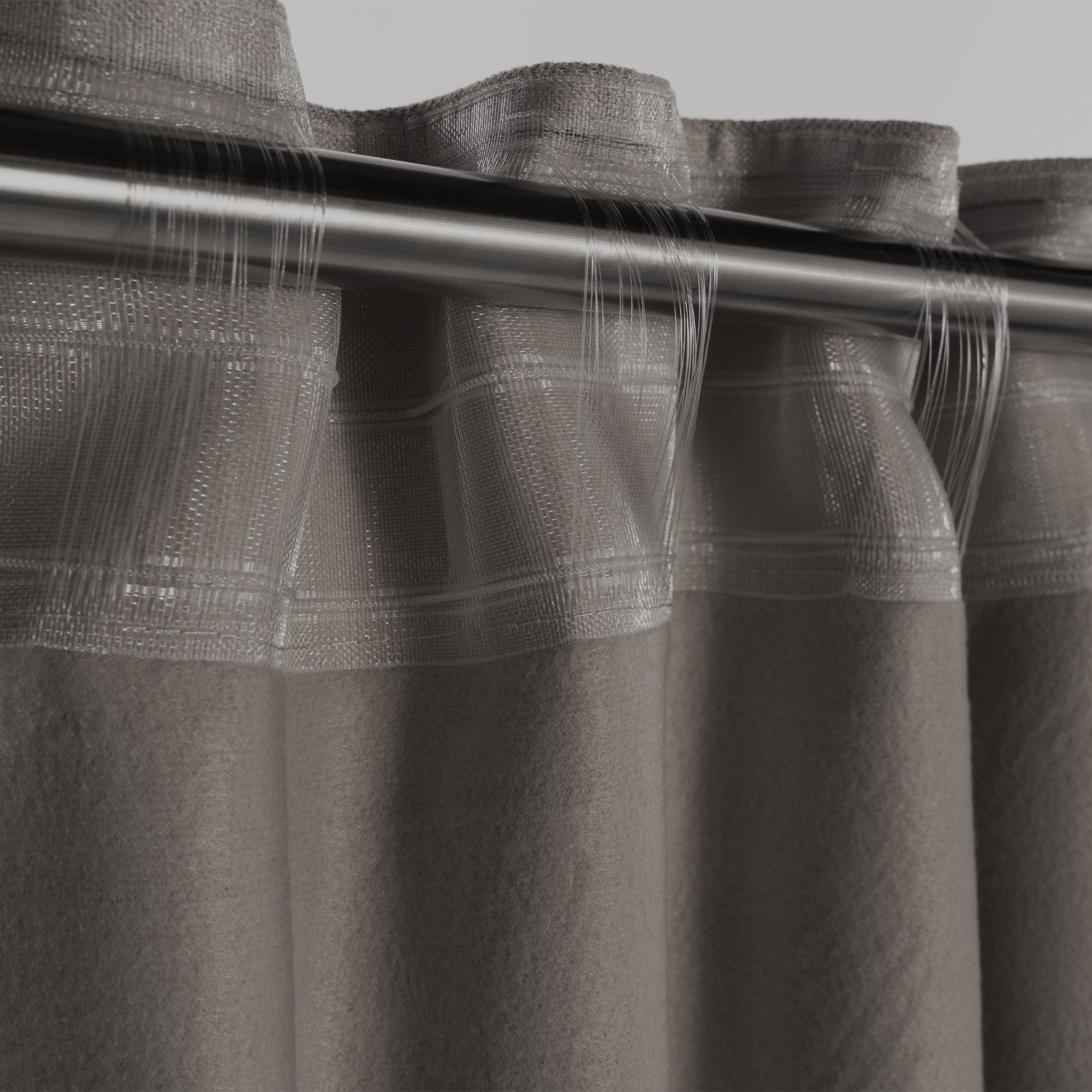 Thermo-Vorhang mit Kombiband an Stange befestigt