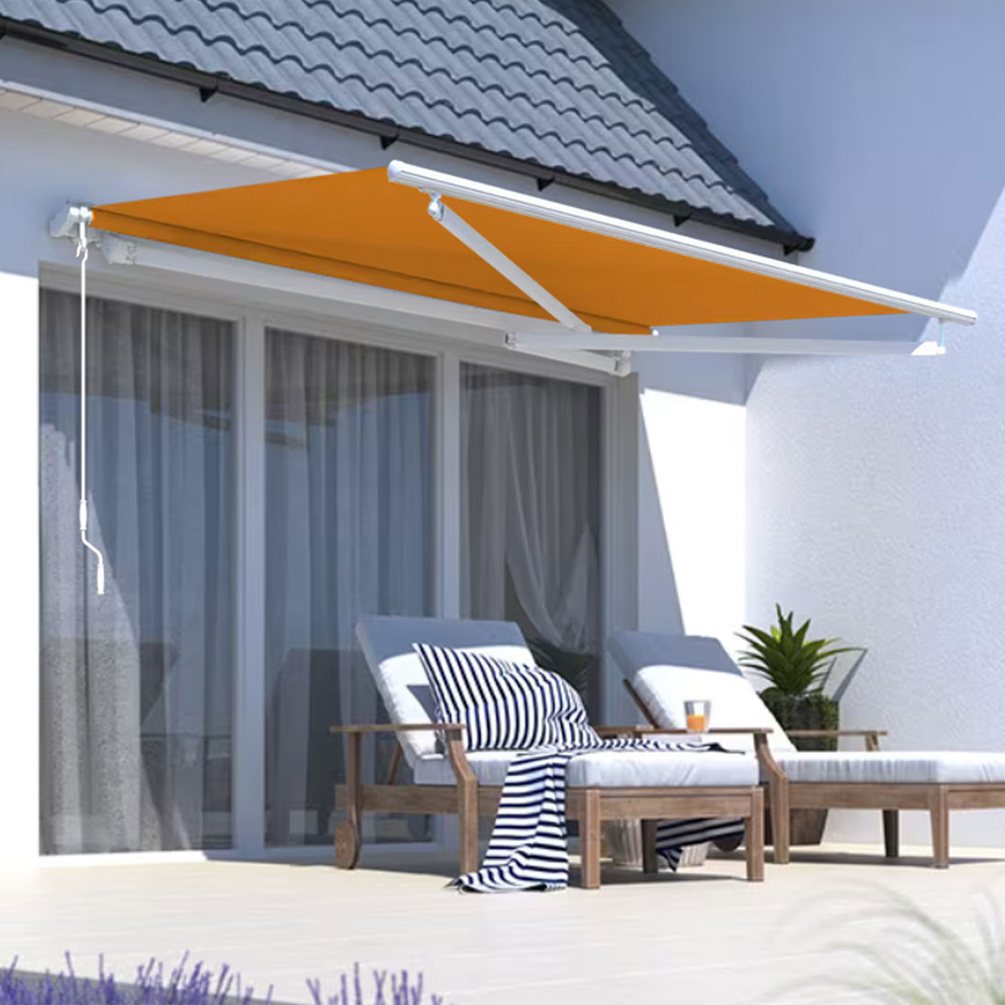 Gelenkarmmarkise über Terrasse mit Liegestühlen und Tisch