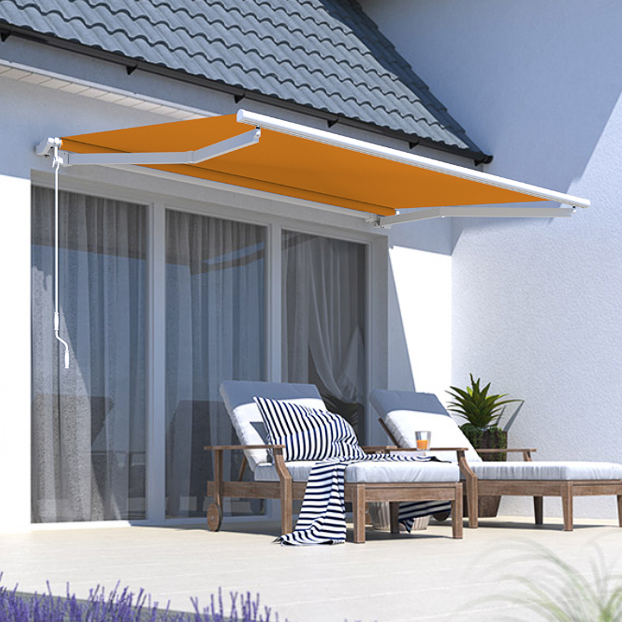 Offene Gelenkarmmarkise über Terrasse mit Liegestühlen und Glastüren