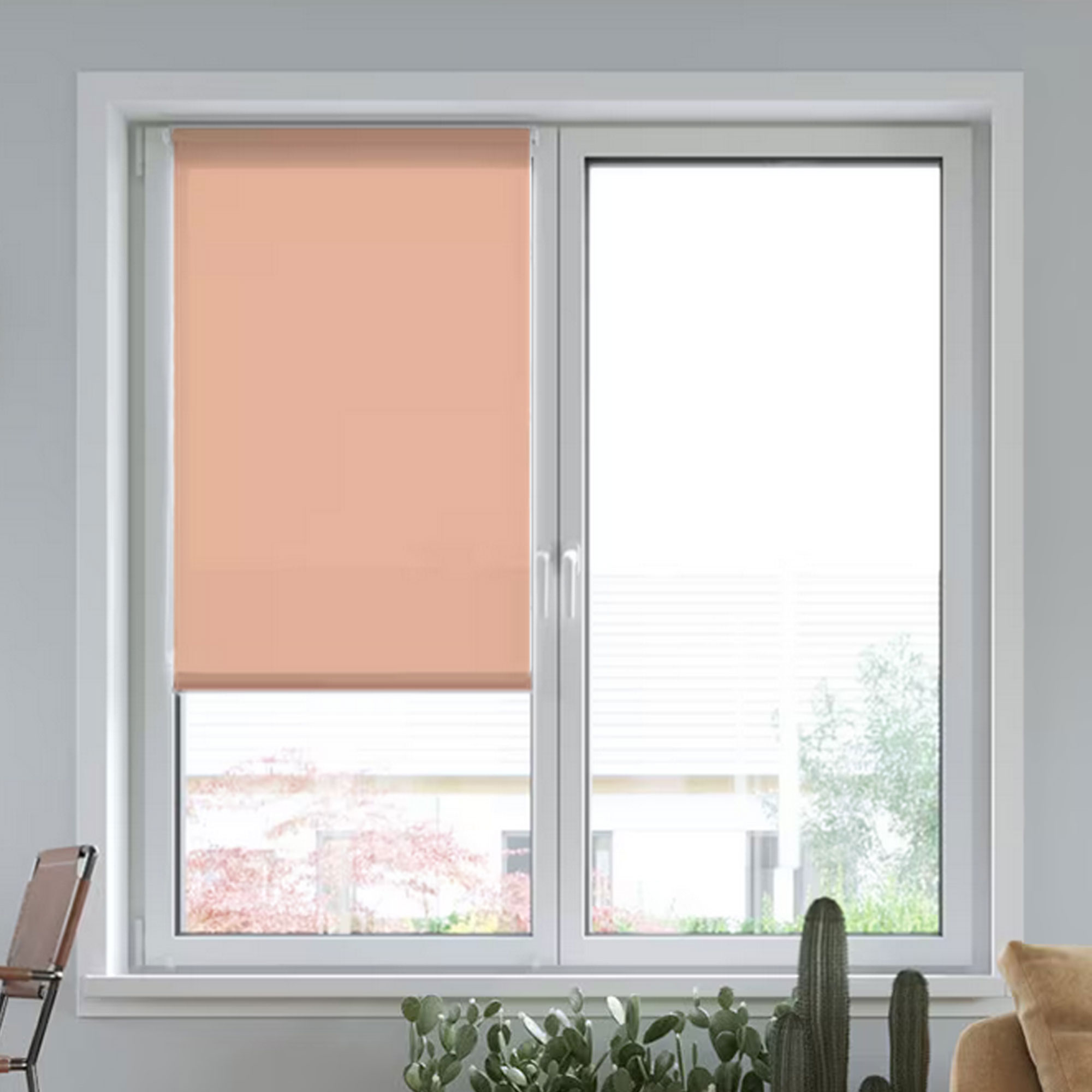 Elektrisches Smart Rollo an einem Fenster, teilweise heruntergelassen, mit Pflanzen im Vordergrund