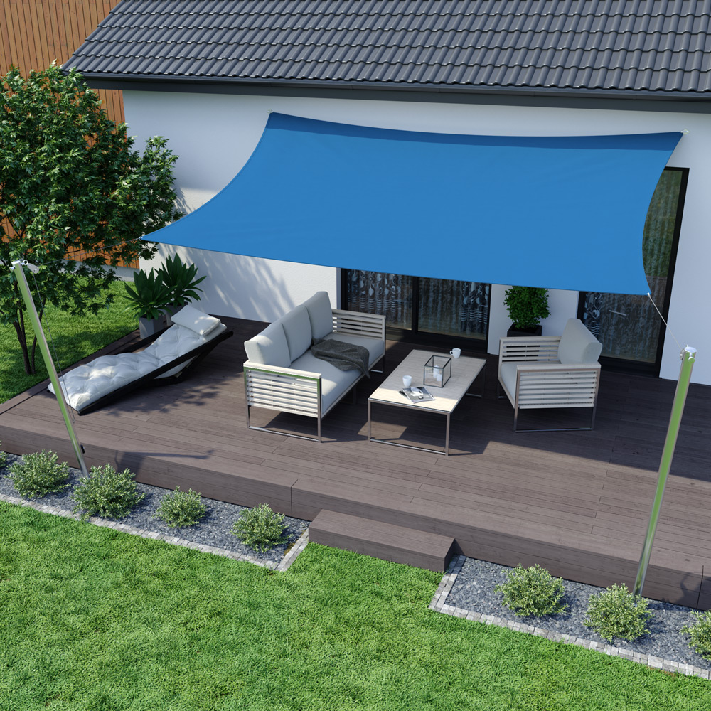 Dreieckiges Sonnensegel über Terrasse mit Sitzgruppe und Tisch