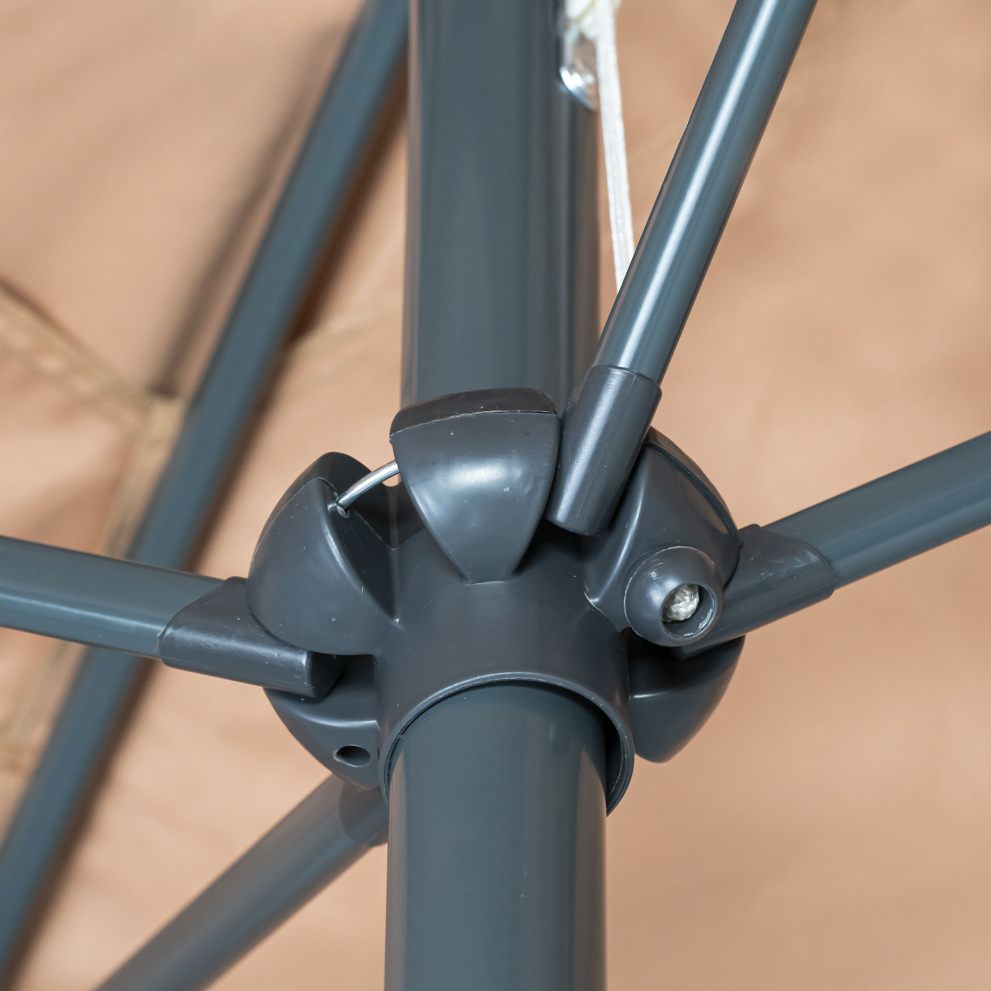 Nahaufnahme eines knickbaren Sonnenschirmgestänges mit Verstellmechanismus
