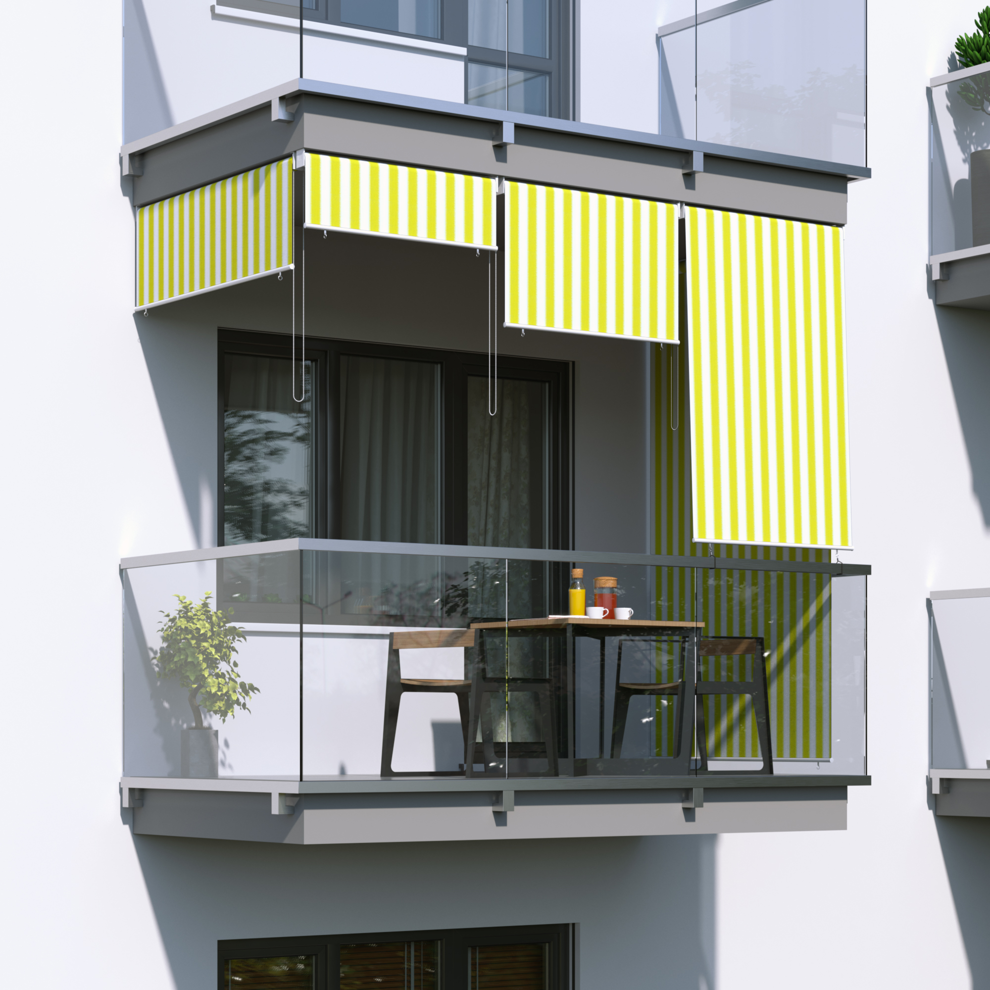 Balkon mit freihängender Senkrechtmarkise und Tisch mit Stühlen