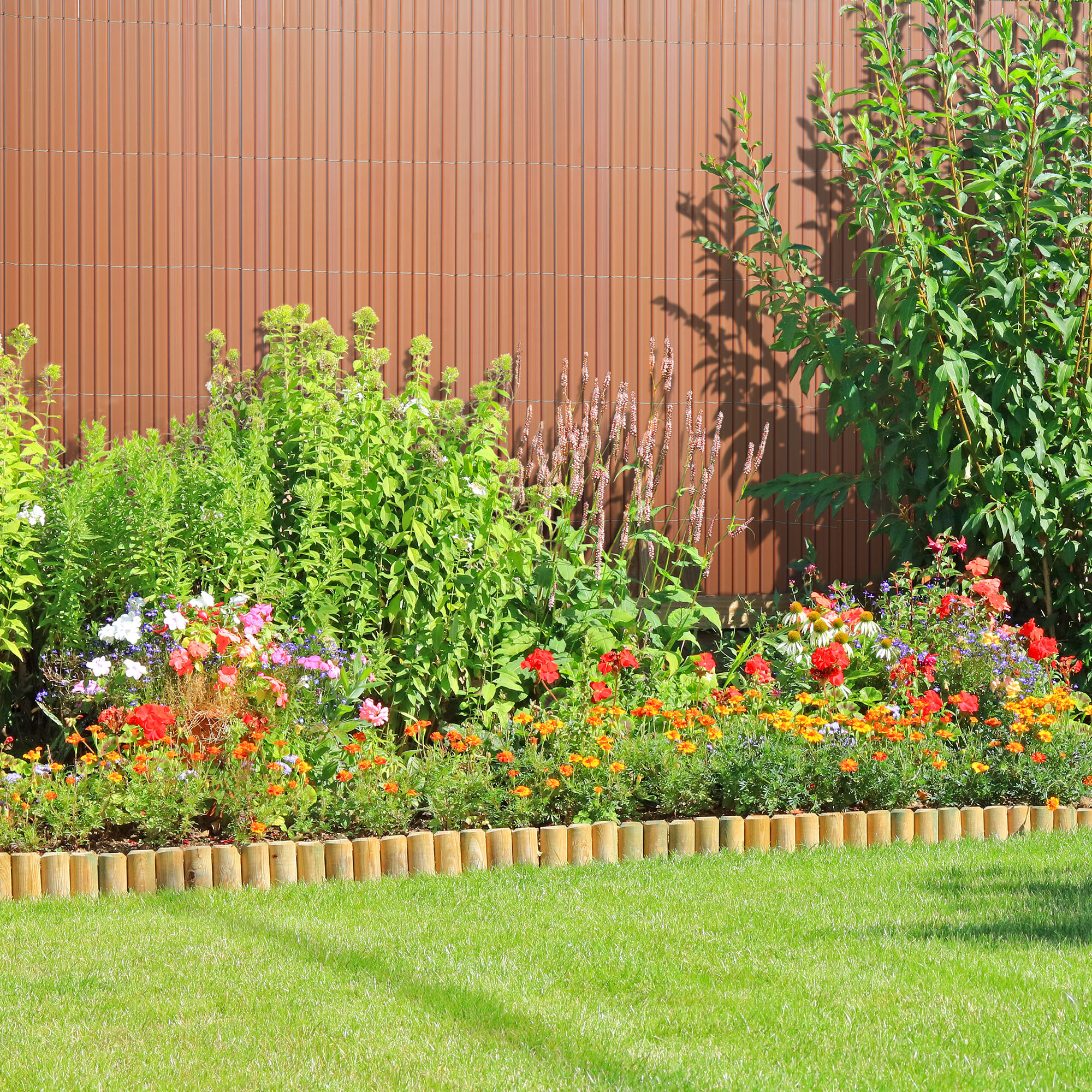 slider_image_fcf05f9fe56f45b7850200b3a600eb65 Gedeckter Tisch auf Balkon mit Pflanzen und Sonnenschirm, Frühstücksszene im Freien