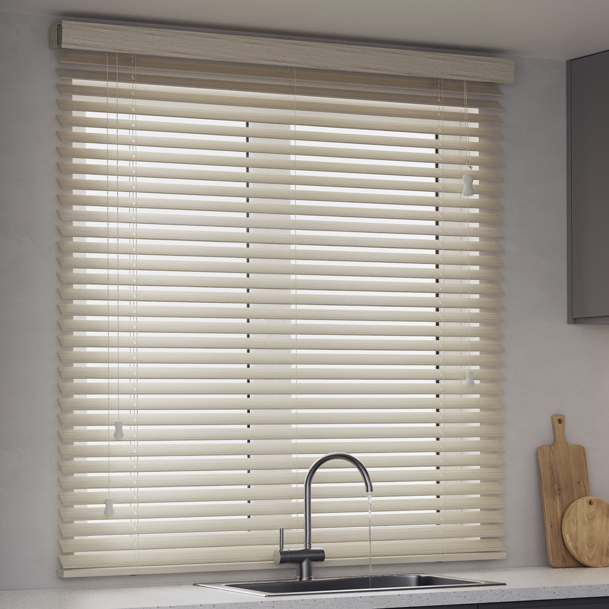 Jalousie in Holzoptik vor einem Fenster über einer Küchenspüle