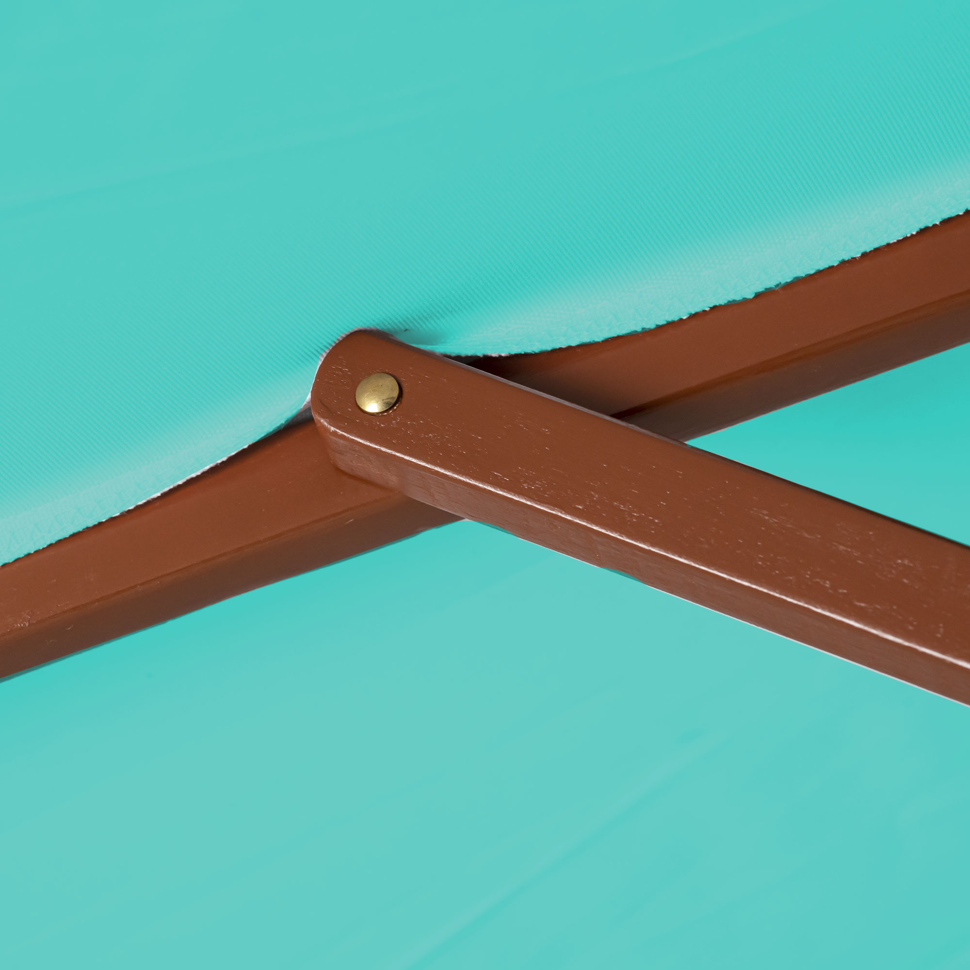 slider_image_0933d9266dc54a009d953b75d8b4b4da Nahaufnahme eines knickbaren Holz-Sonnenschirms mit sichtbarem Gelenk und Stoffbespannung