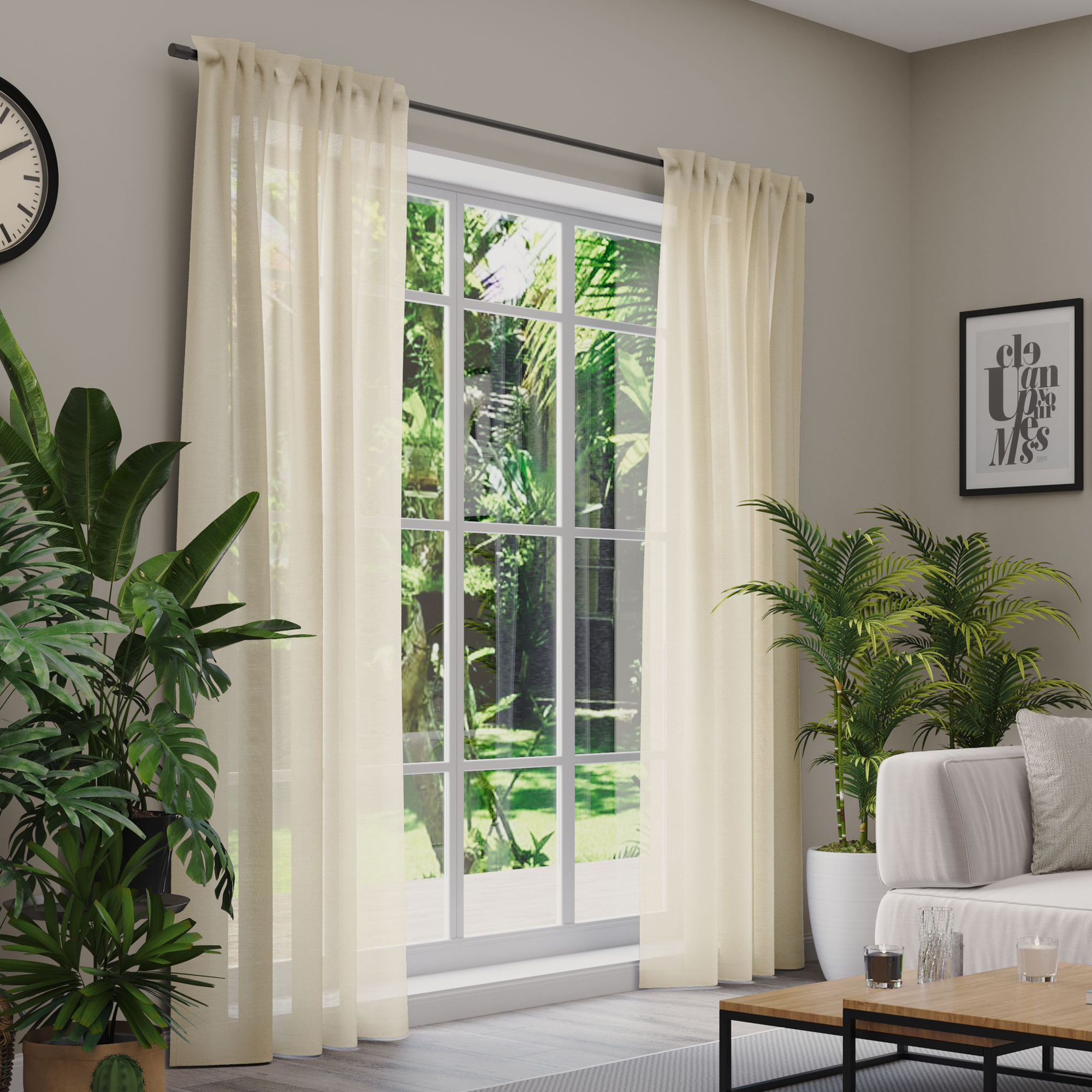 Gardinen an einem Fenster in einem Wohnzimmer mit Pflanzen und Möbeln