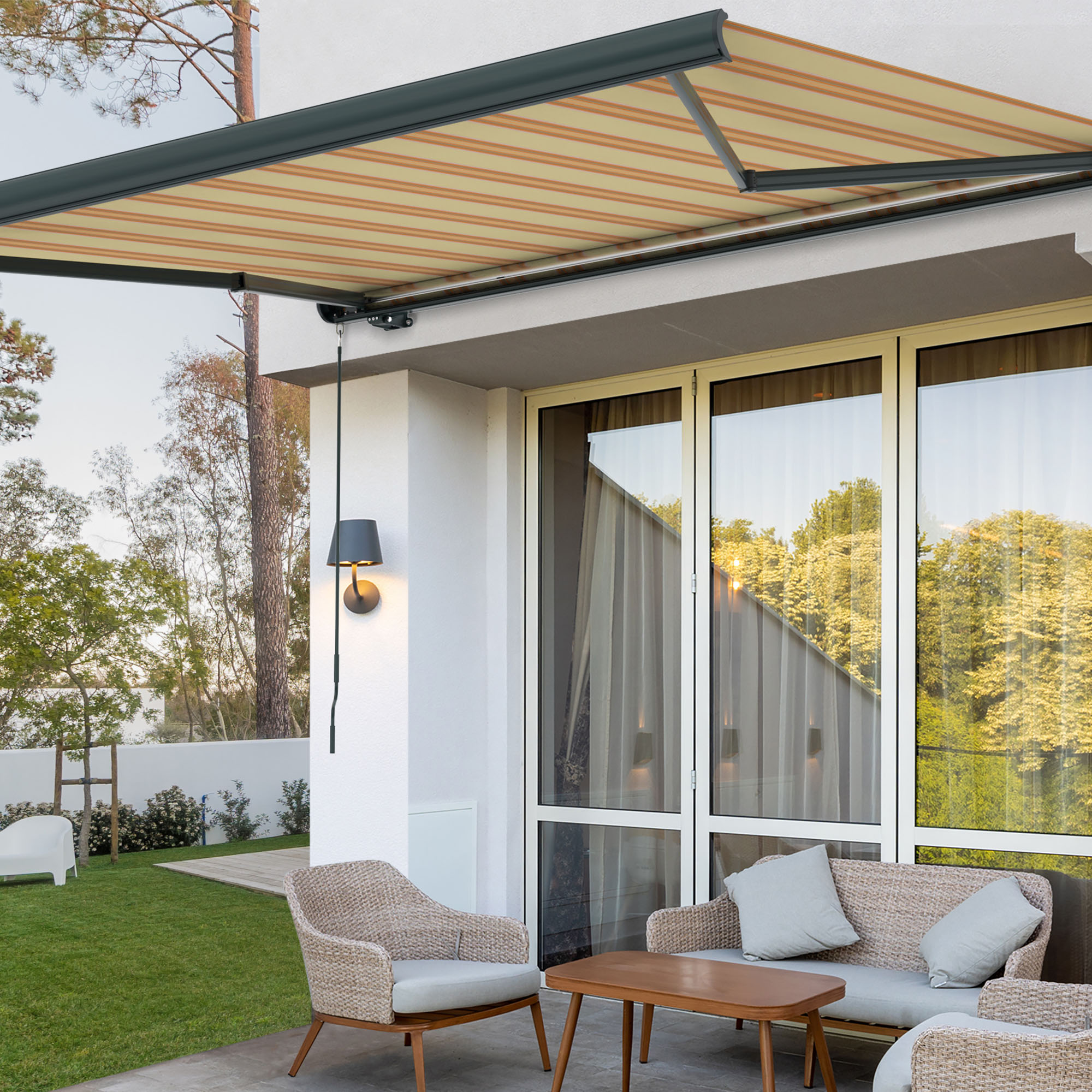 Terrasse mit Markise, Sitzgruppe und Tisch vor einem Fensterbereich