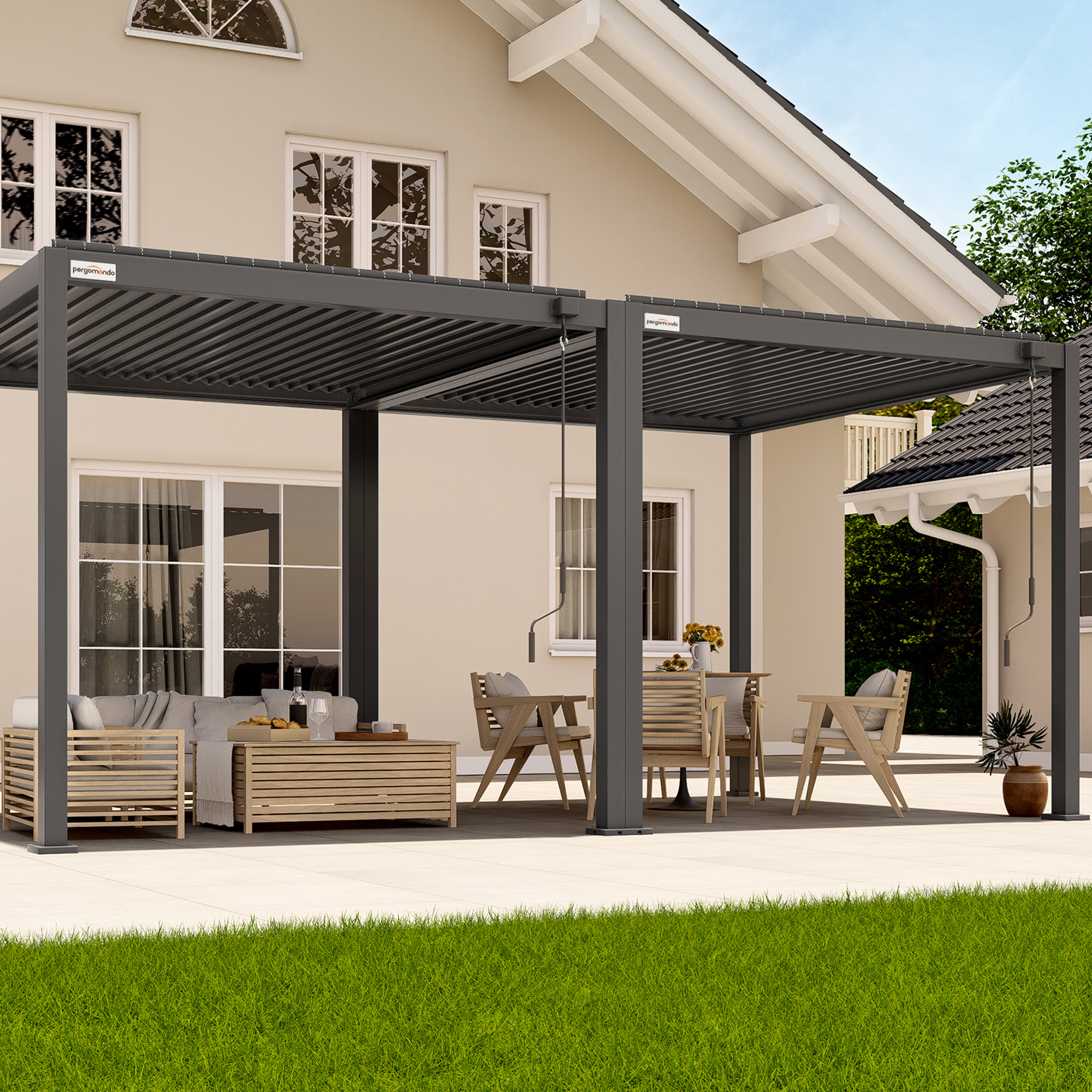 Pergola mit Lamellendach über Terrasse, darunter Sitz- und Essbereich im Freien