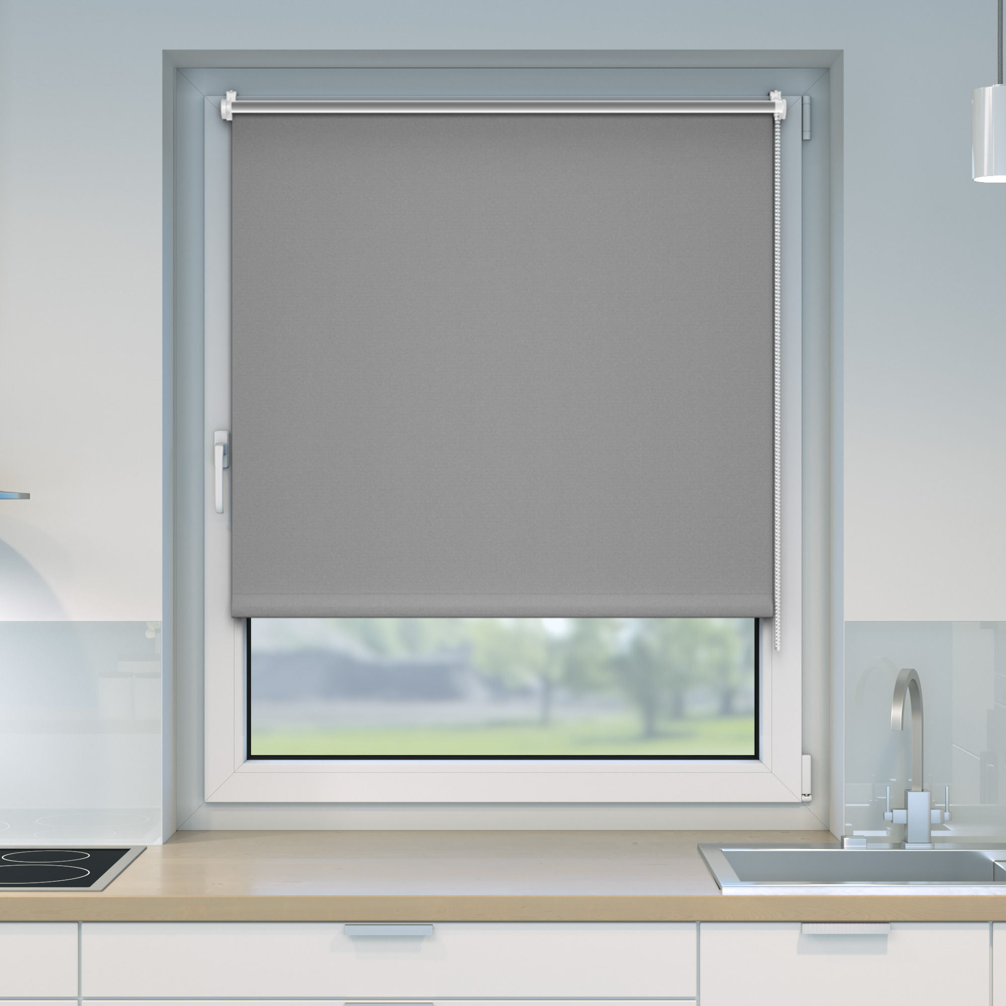 Verdunkelungsrollo an einem Fenster montiert, mit Kettenzug zur Lichtregulierung und Isolierung