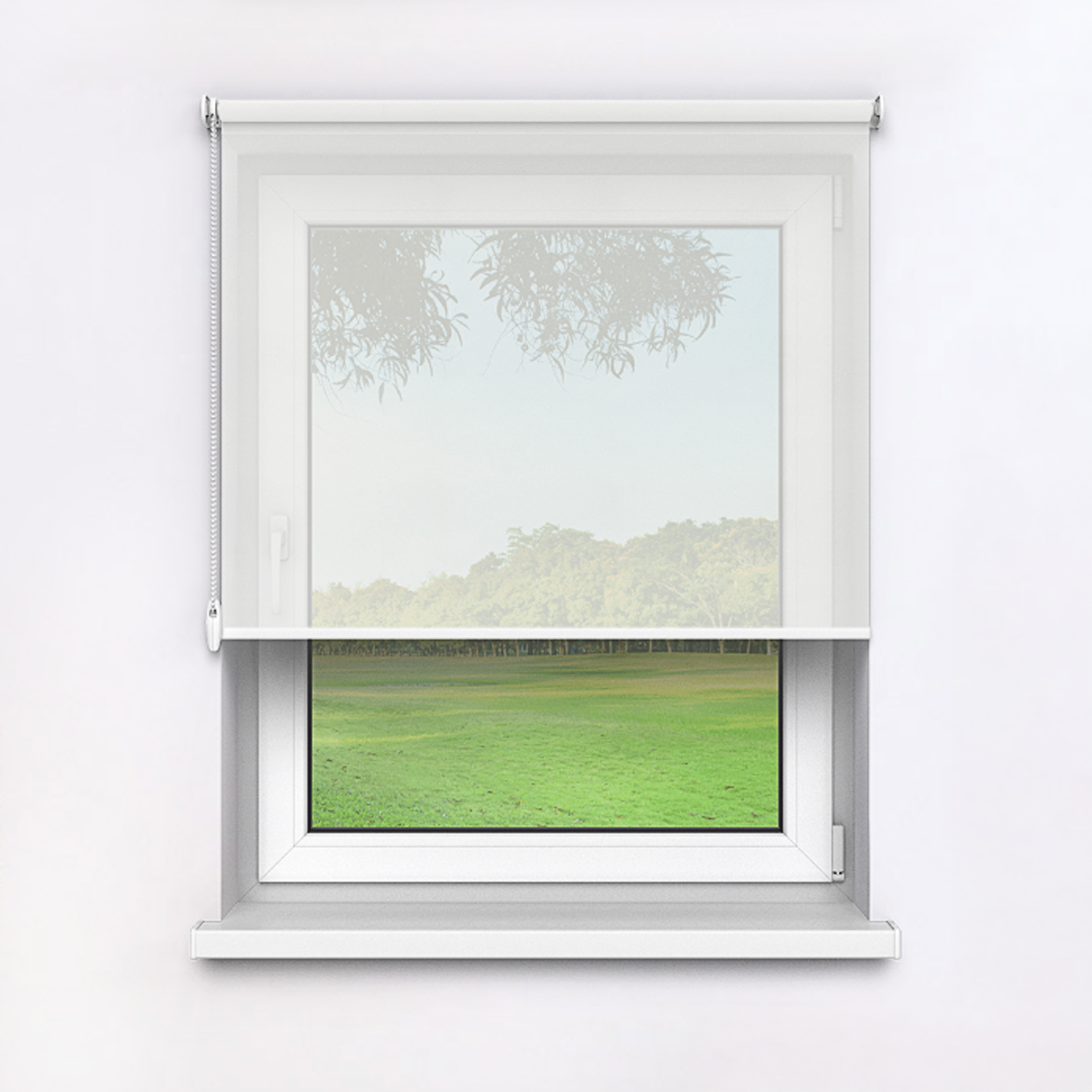 Fenster mit halb heruntergelassenem Rollo und Ausblick auf grüne Landschaft