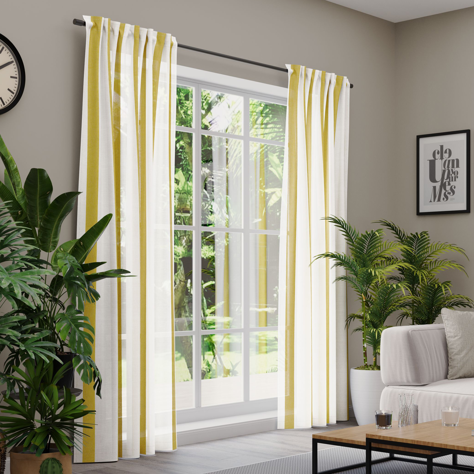 Gardinen an einem Fenster in einem Wohnzimmer mit Pflanzen und Möbeln