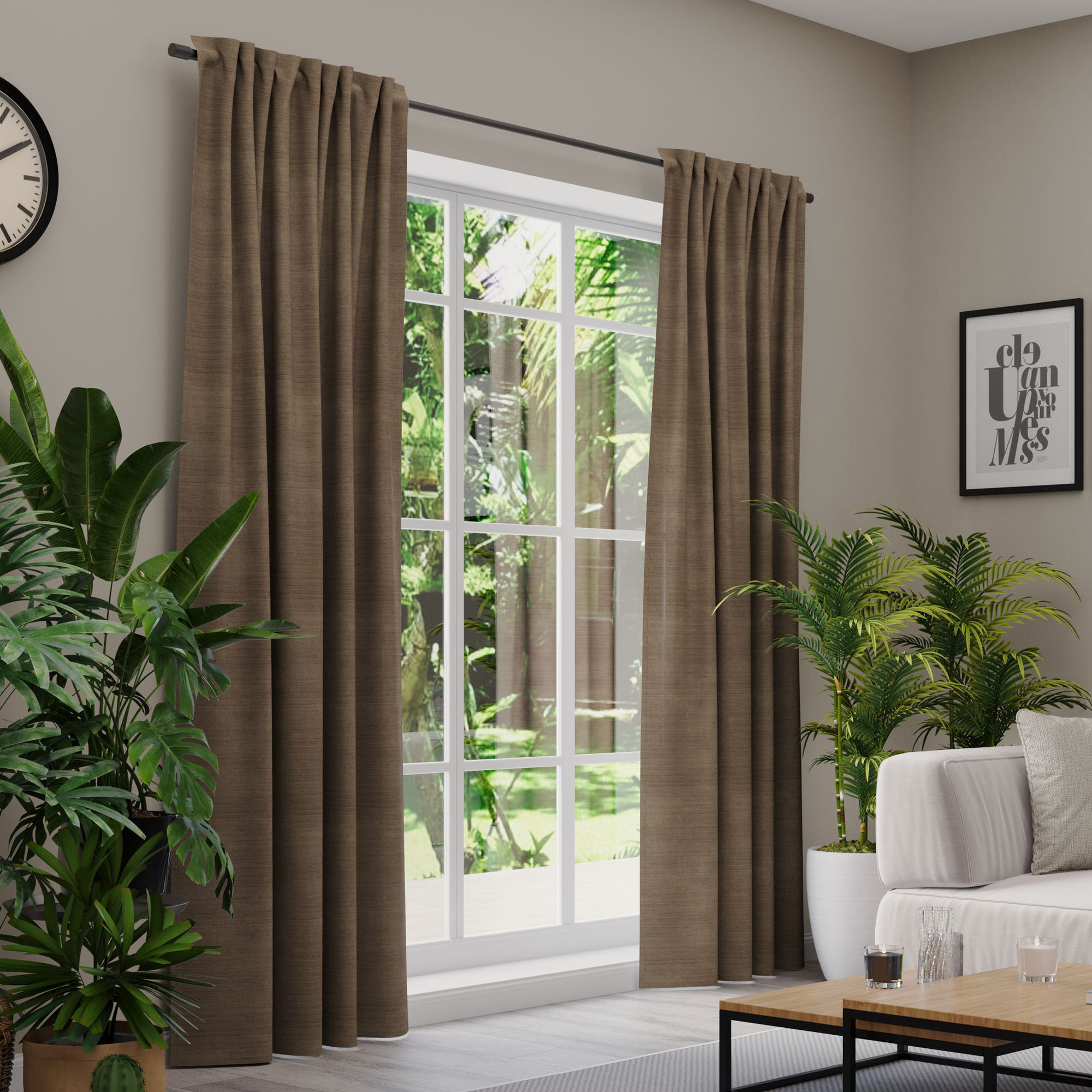 Gardinen an einem Fenster in einem Wohnzimmer mit Pflanzen und Möbeln