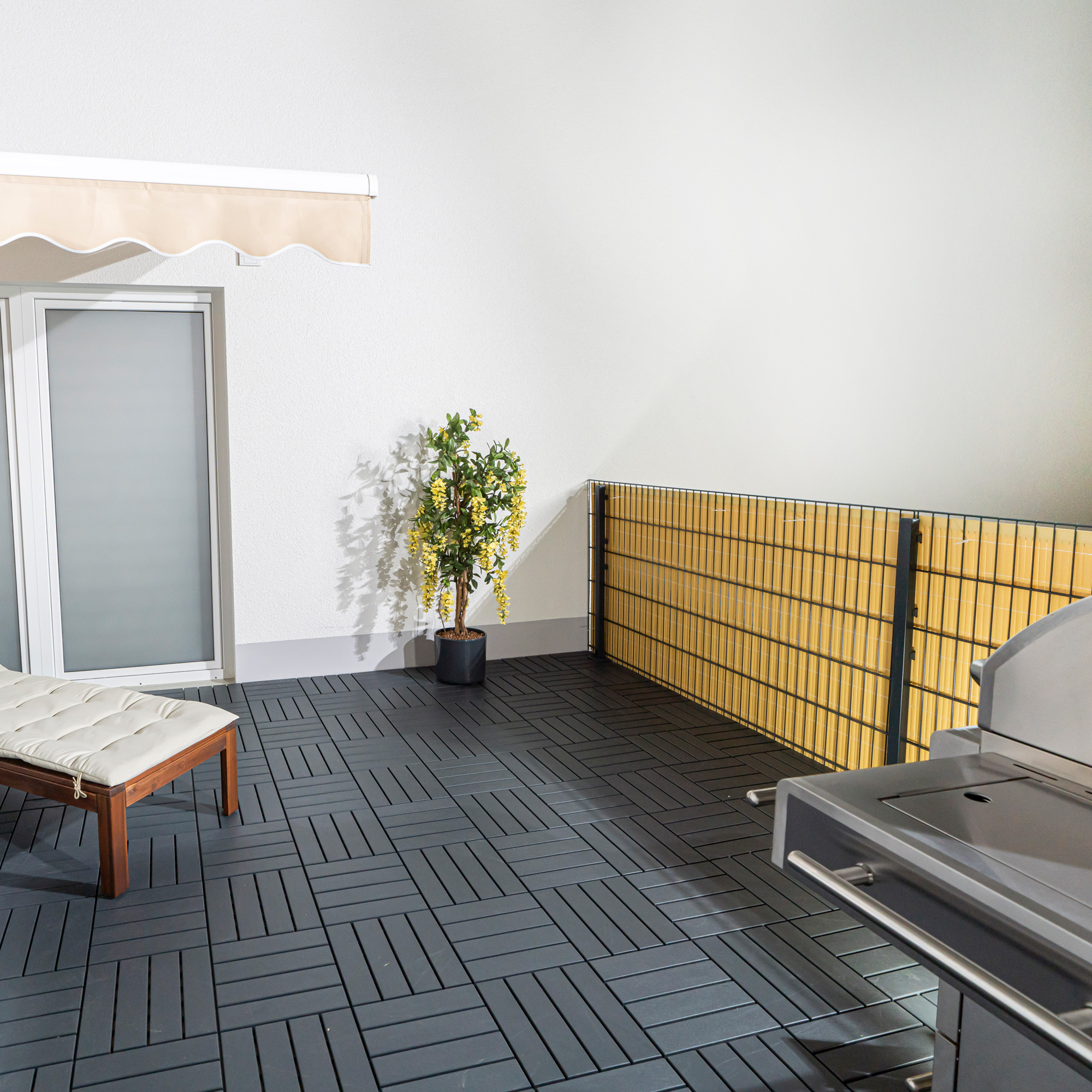 slider_image_7926e54ecd5e4635bdccb0182412aa16 Terrasse mit PVC Sichtschutzmatte, Pflanze, Tür, Bodenfliesen und Markise