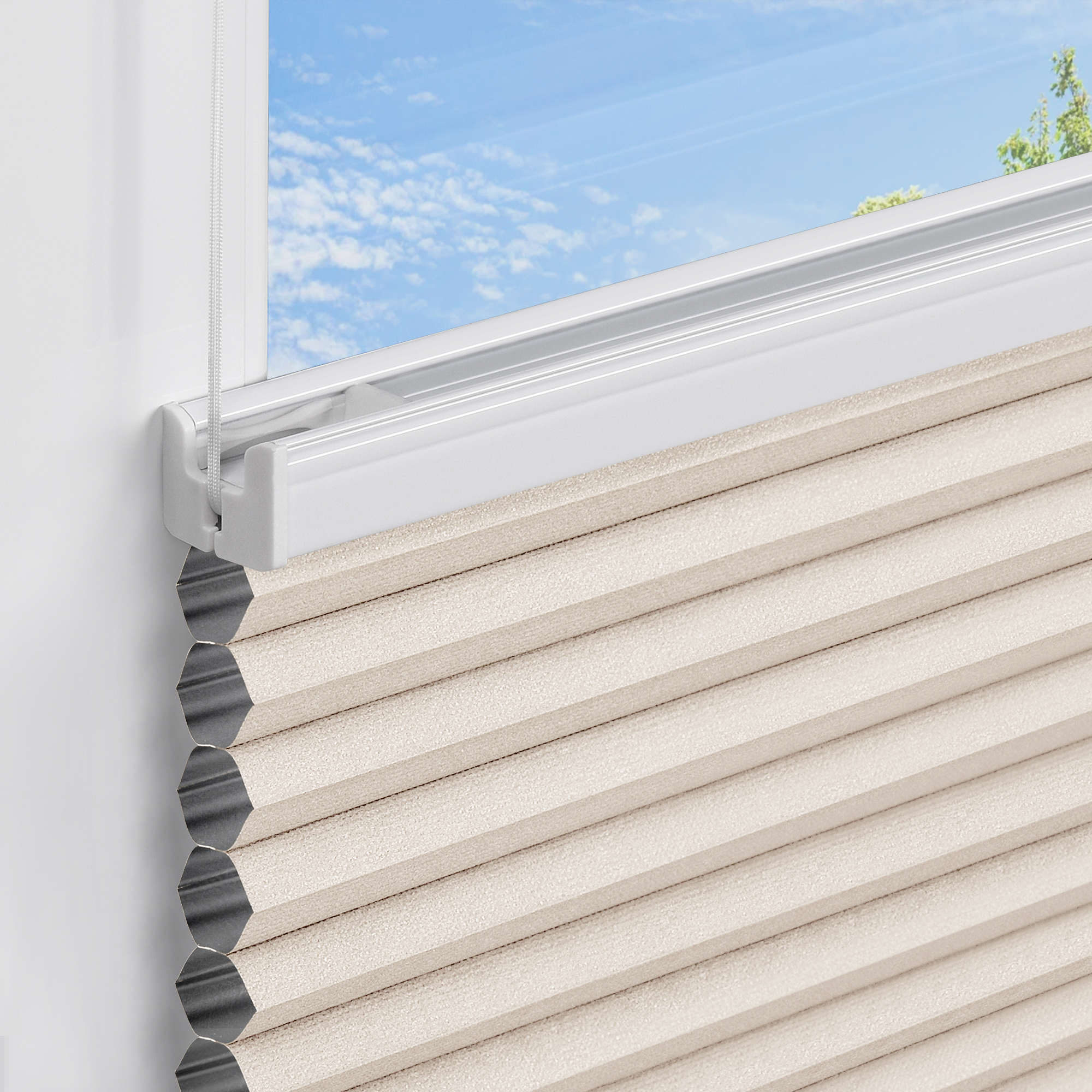 Wabenplissee am Fenster zur Lichtregulierung und Sichtschutz, seitlich montiert