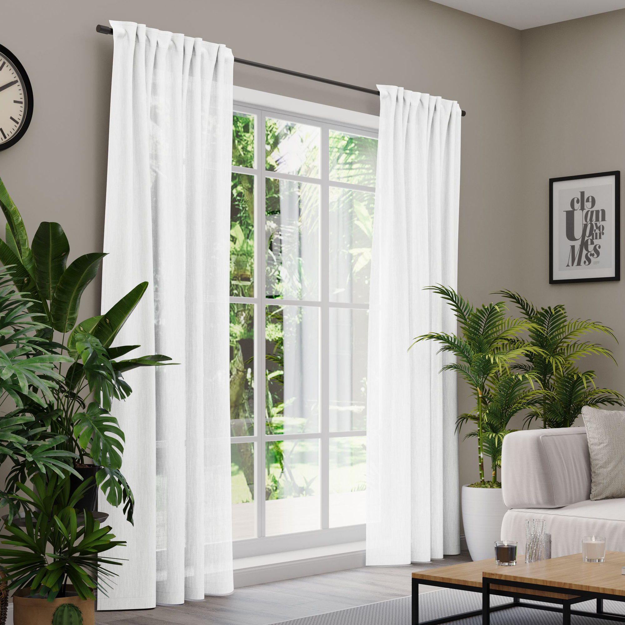 Gardinen an einem Fenster in einem Wohnzimmer mit Pflanzen und Möbeln