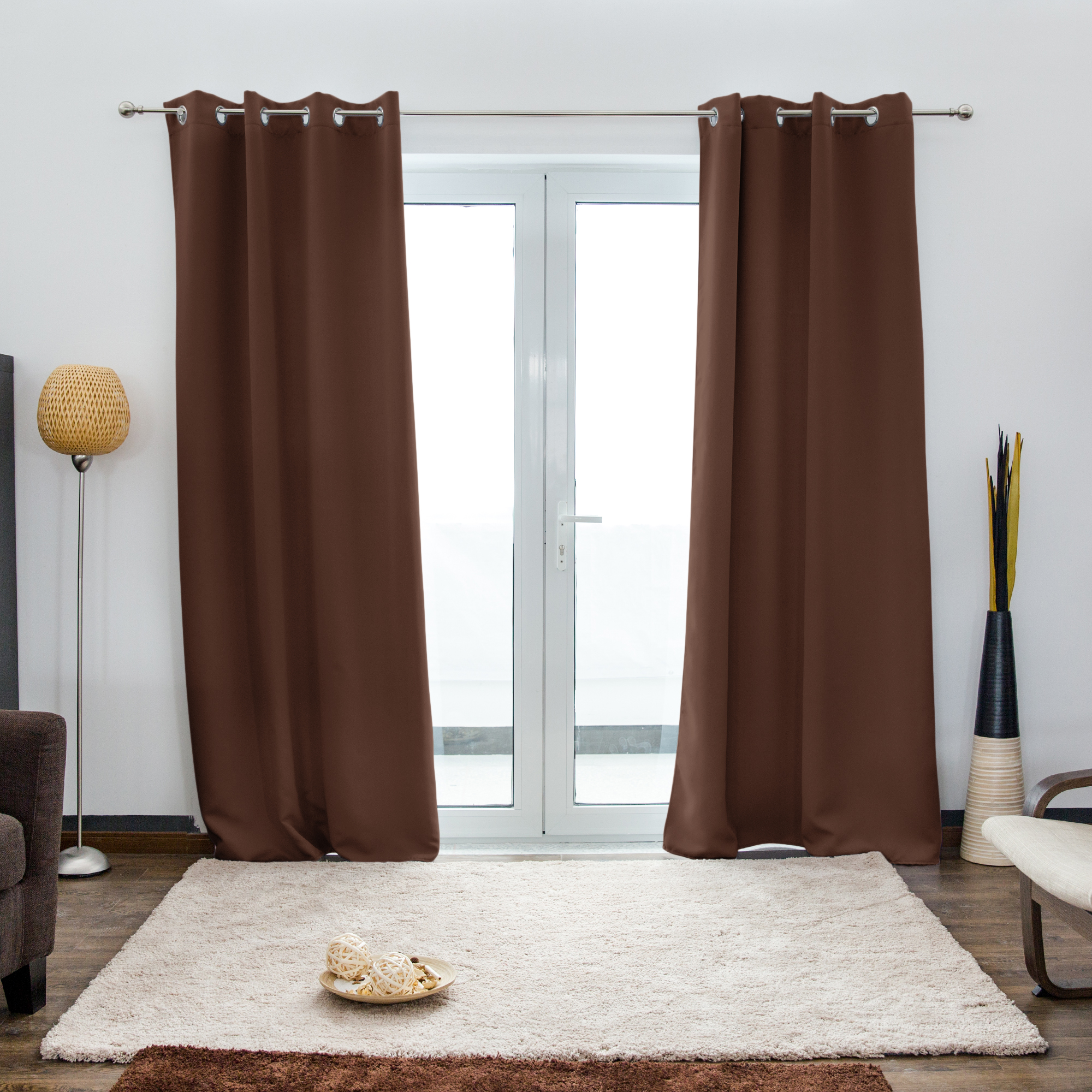 Ösenvorhang vor einer Glastür in einem Wohnzimmer mit Teppich und Stehlampe