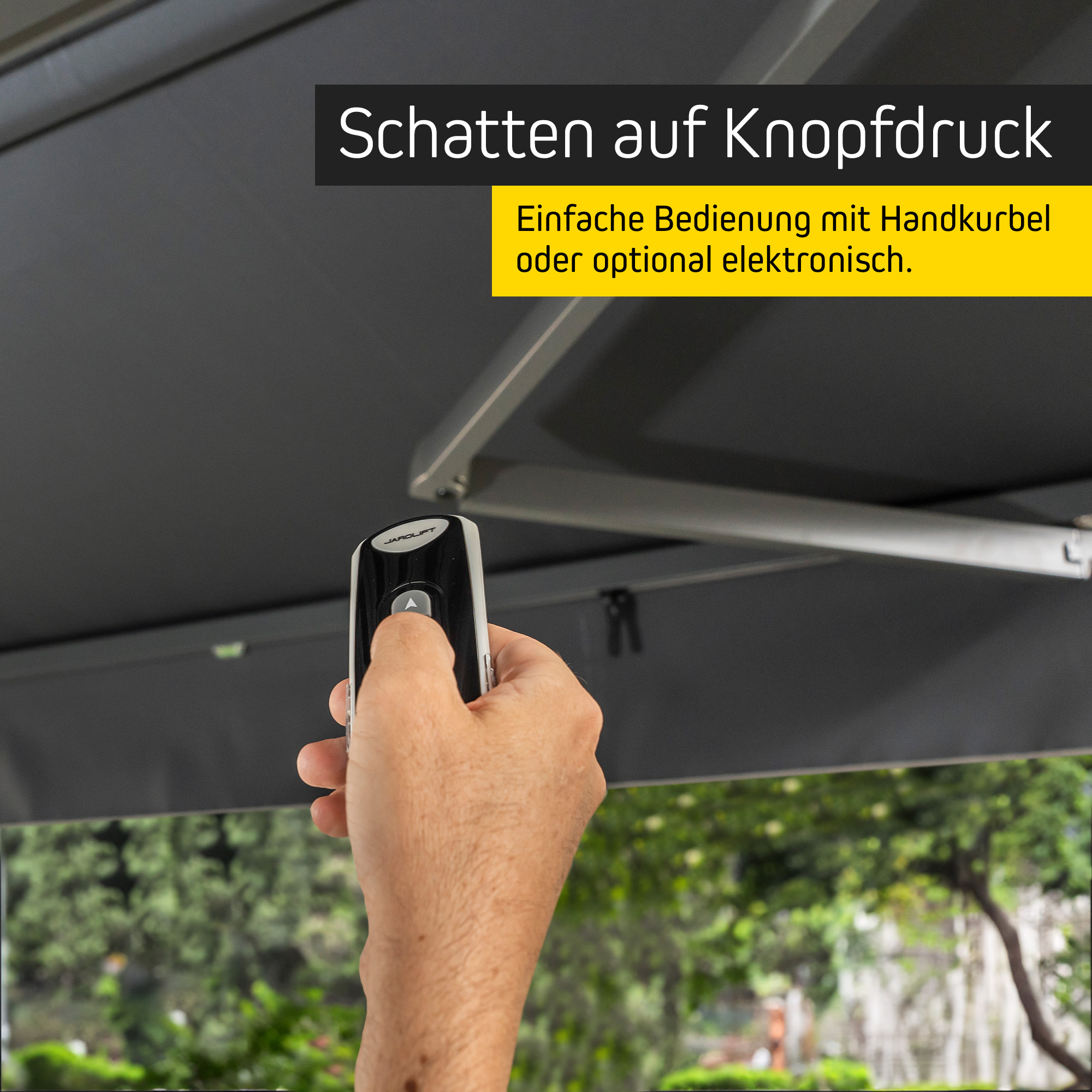 slider_image_0194b78812227a64815b61f06a695c5c Hand hält Fernbedienung unter Markise für Pergola mit Lamellendach
