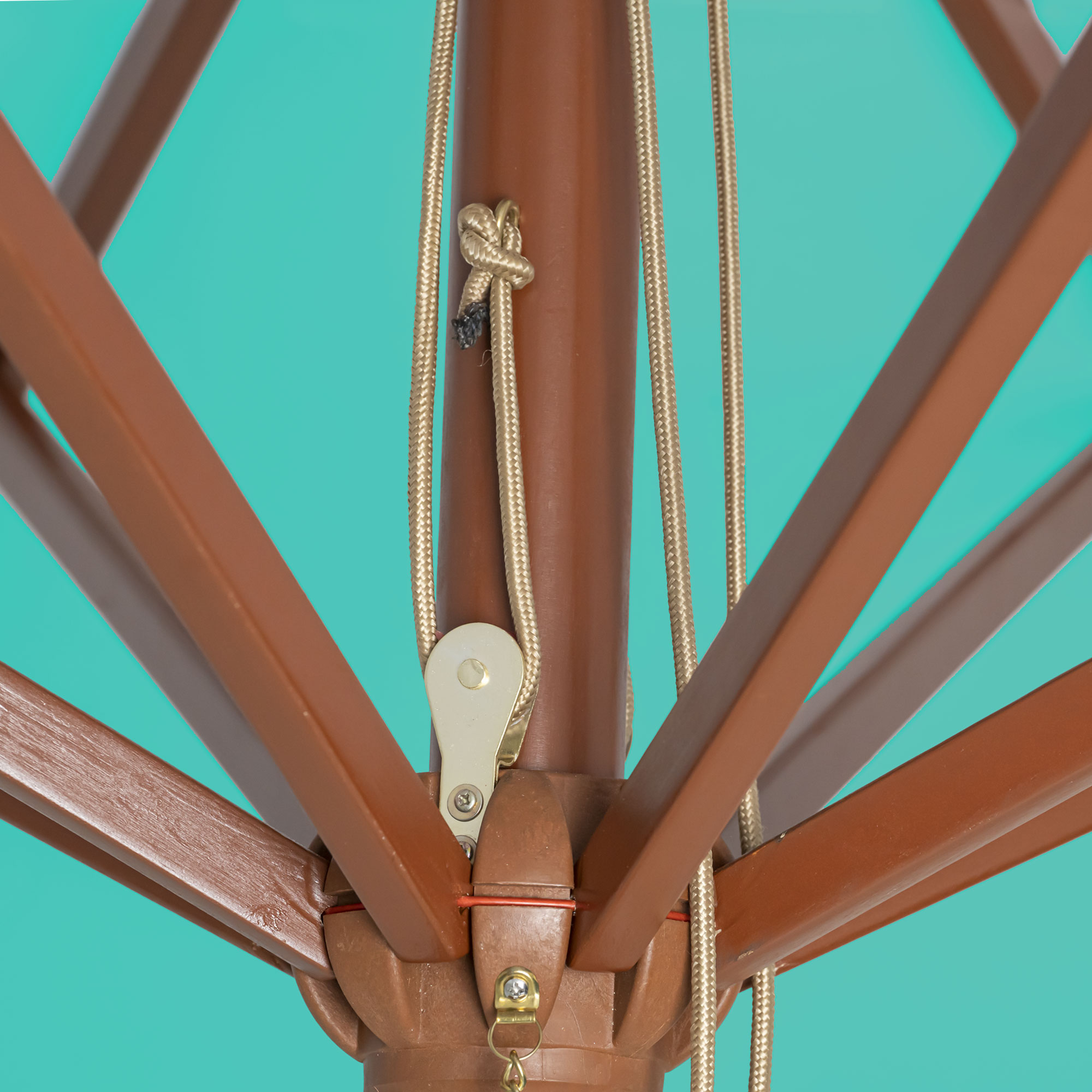 slider_image_f2ed092b12c5494a857676eebc73c749 Nahaufnahme eines knickbaren Holz-Sonnenschirms mit Seilzugmechanismus