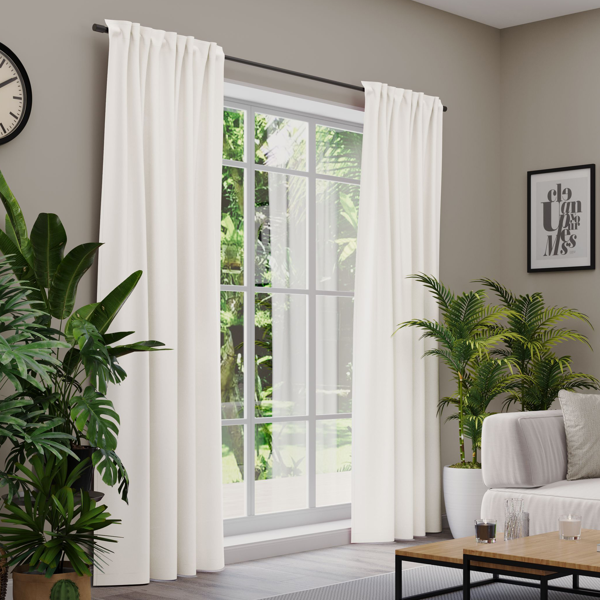 Gardinen an einem Fenster in einem Wohnzimmer mit Pflanzen und Möbeln