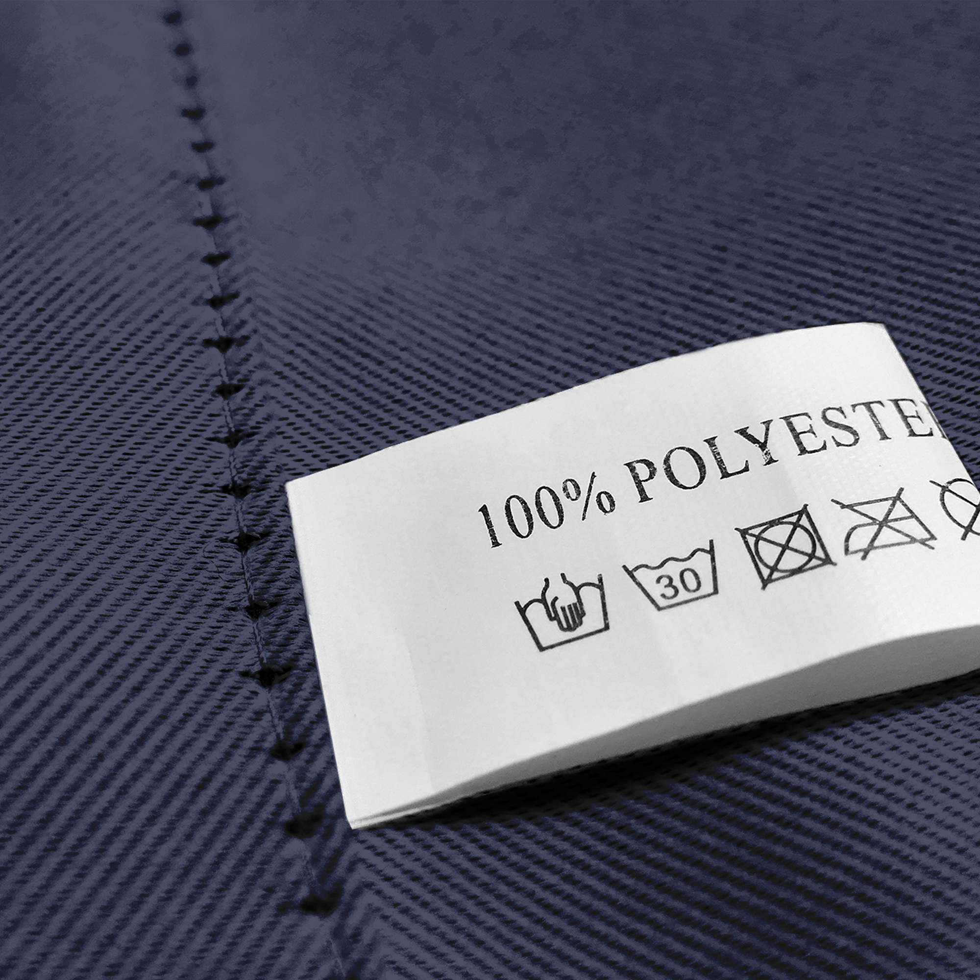 slider_image_91314fc81d20413ead92d3703187b626 Nahaufnahme eines Stoffes mit Öse und Pflegeetikett aus 100% Polyester