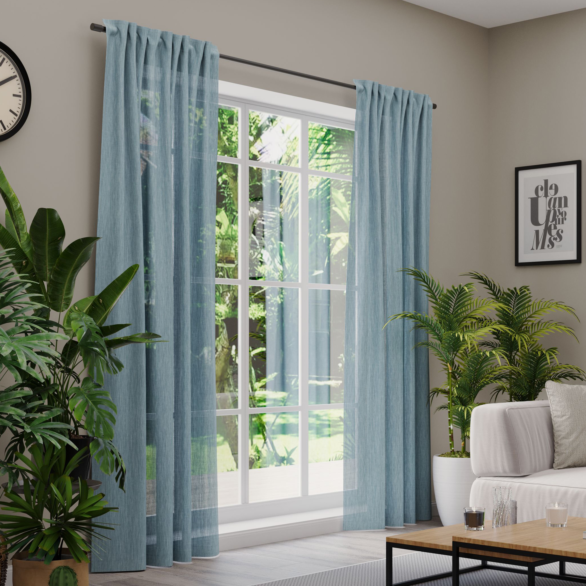 Gardinen an einem Fenster in einem Wohnzimmer mit Pflanzen und Möbeln