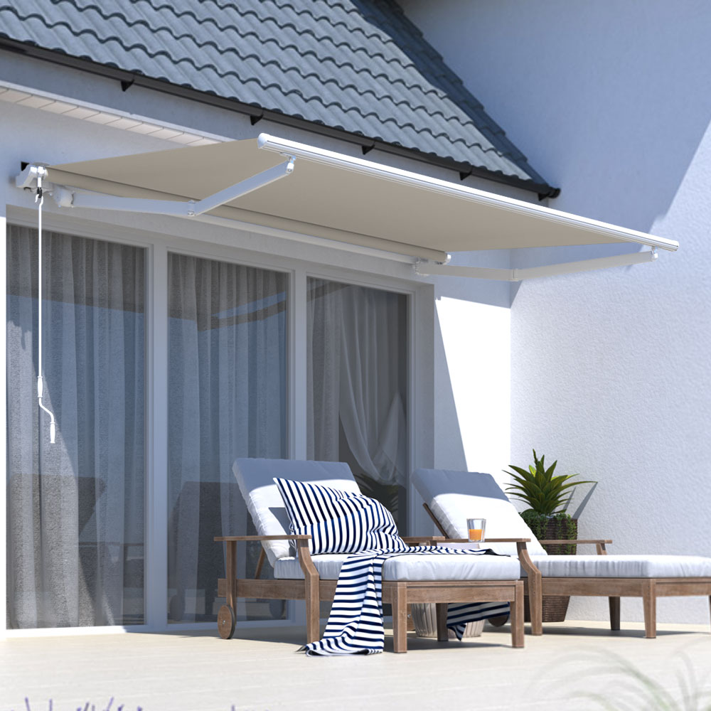 Halterung für Gelenkarmmarkisen an Wand über Terrasse mit Möbeln und Pflanzen