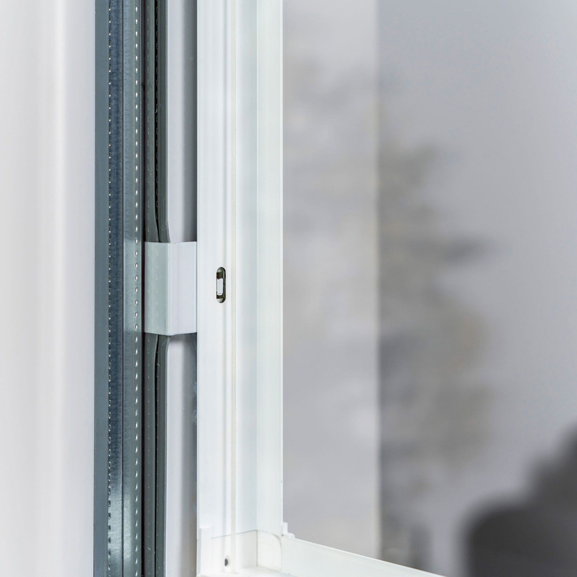 Klemmhalter für Perfect Fit Rahmen an einem Fenster montiert