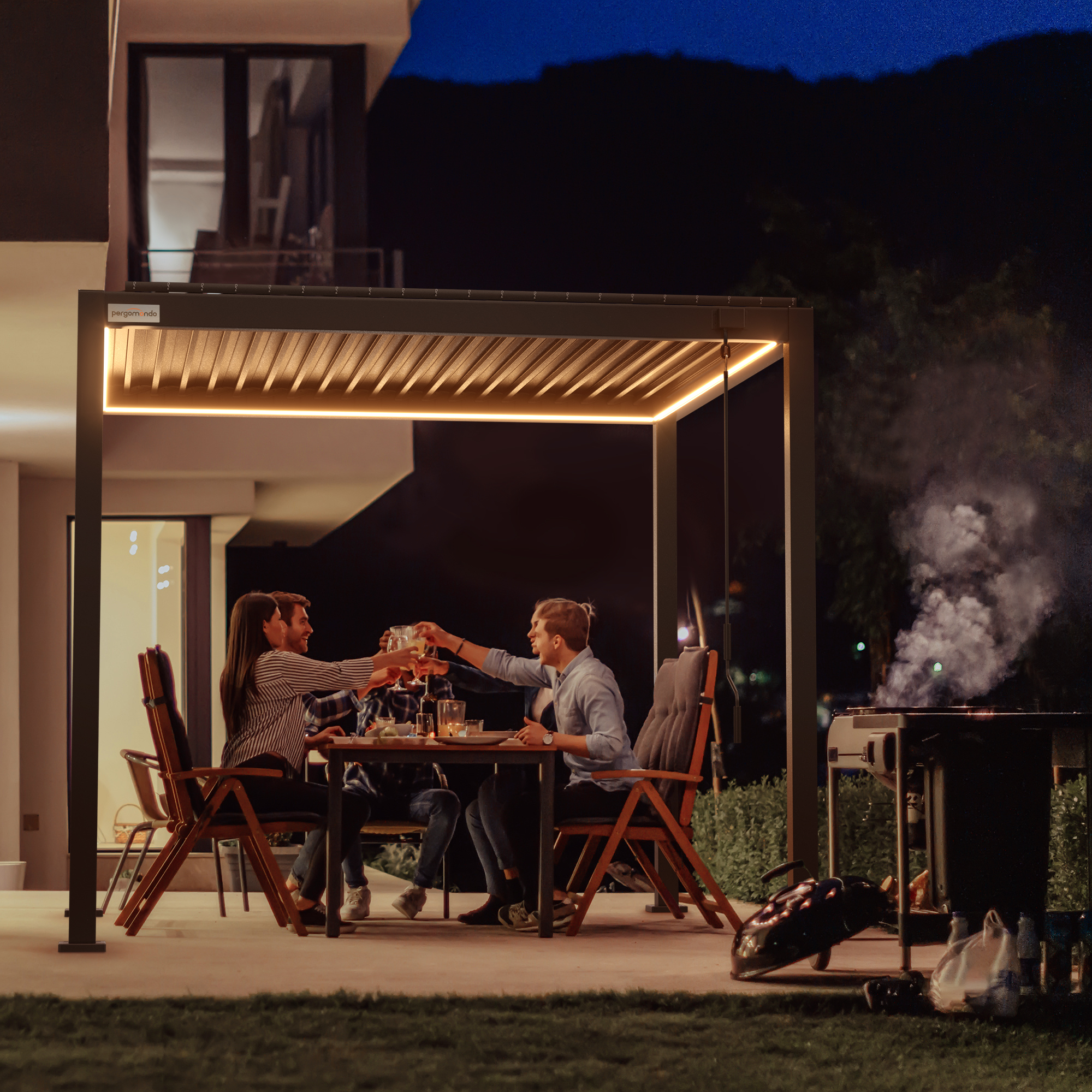 Gruppe von Menschen sitzt unter einer Pergola mit Lamellendach und isst zusammen am Tisch