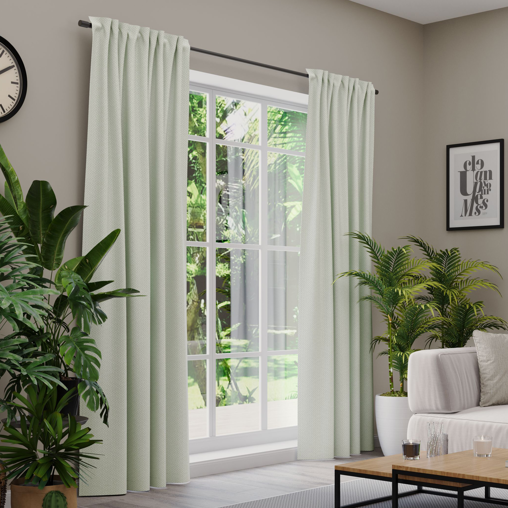 Gardinen an einem Fenster in einem Wohnzimmer mit Pflanzen und Möbeln