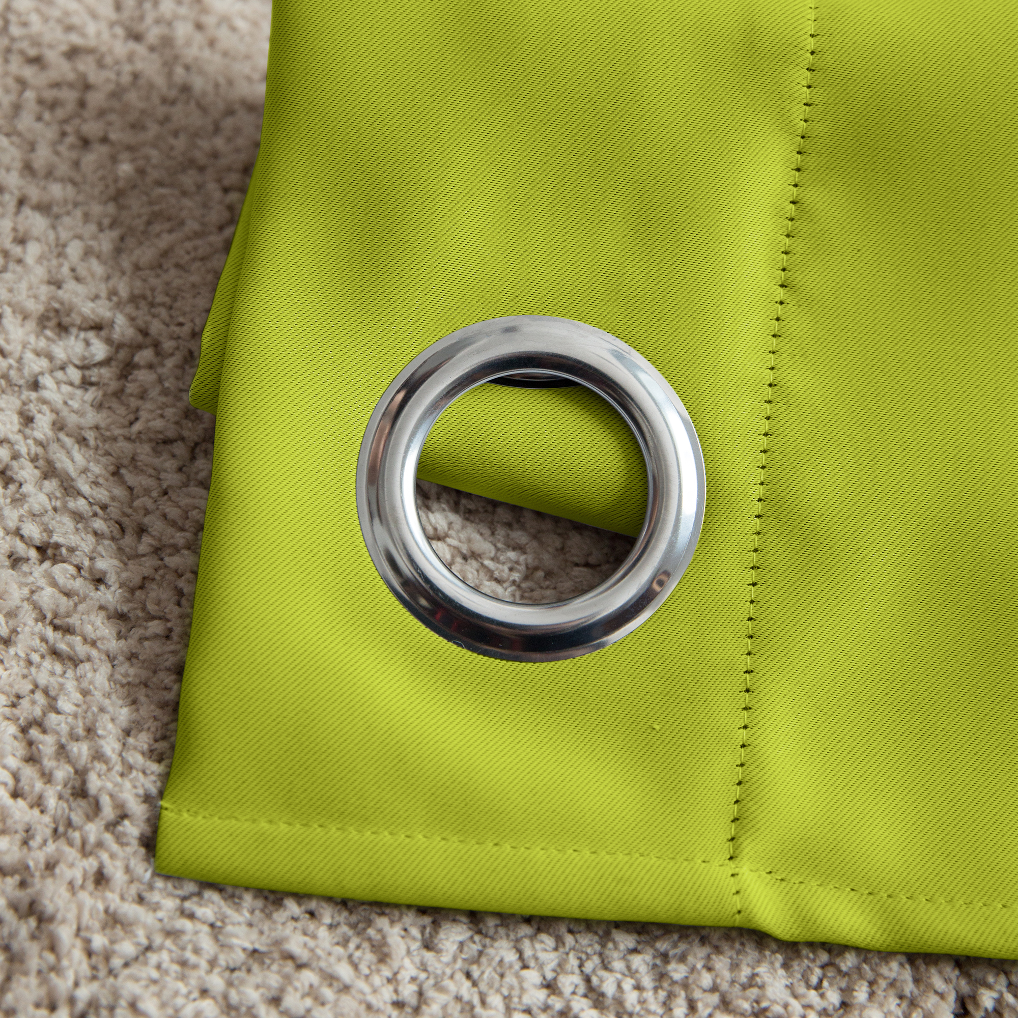 slider_image_a882424c585347b68f037140ce2fb3b1 Ösenvorhang mit Metallring auf Teppich liegend
