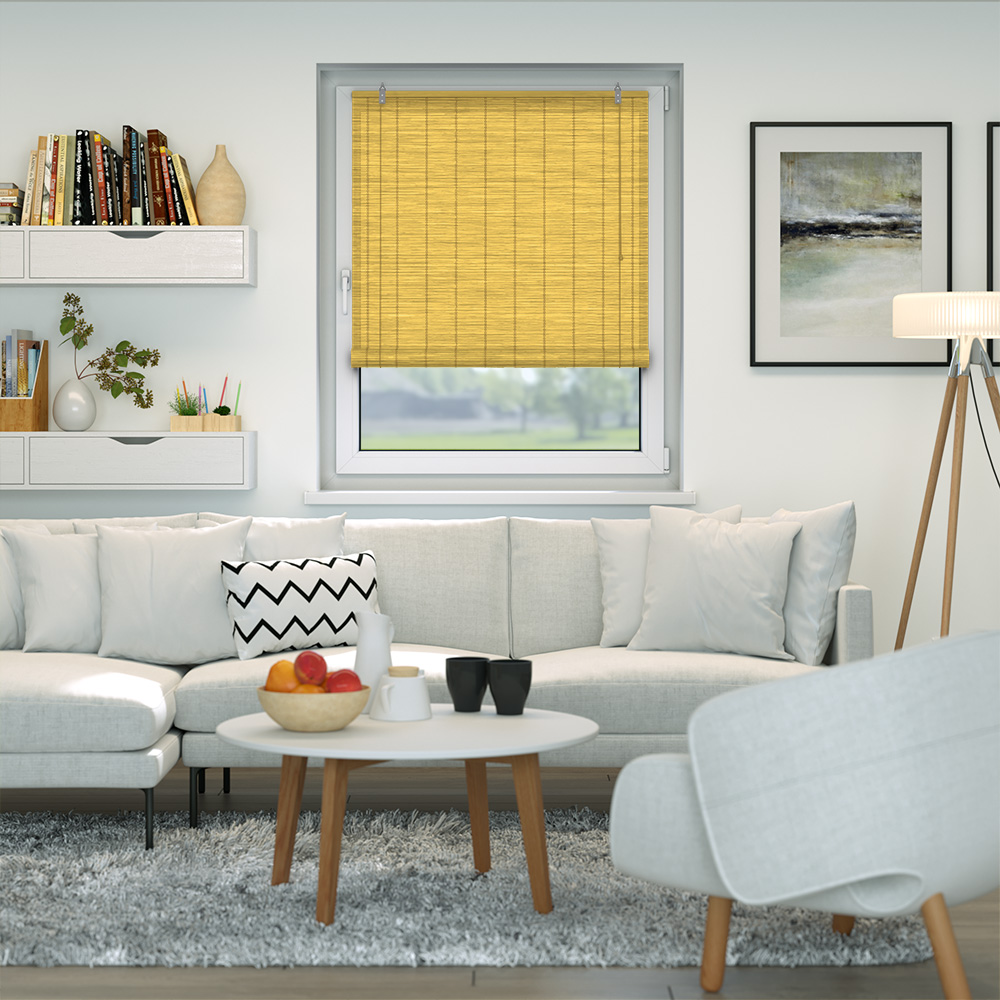 Bambusrollo an einem Fenster in einem modern eingerichteten Wohnzimmer