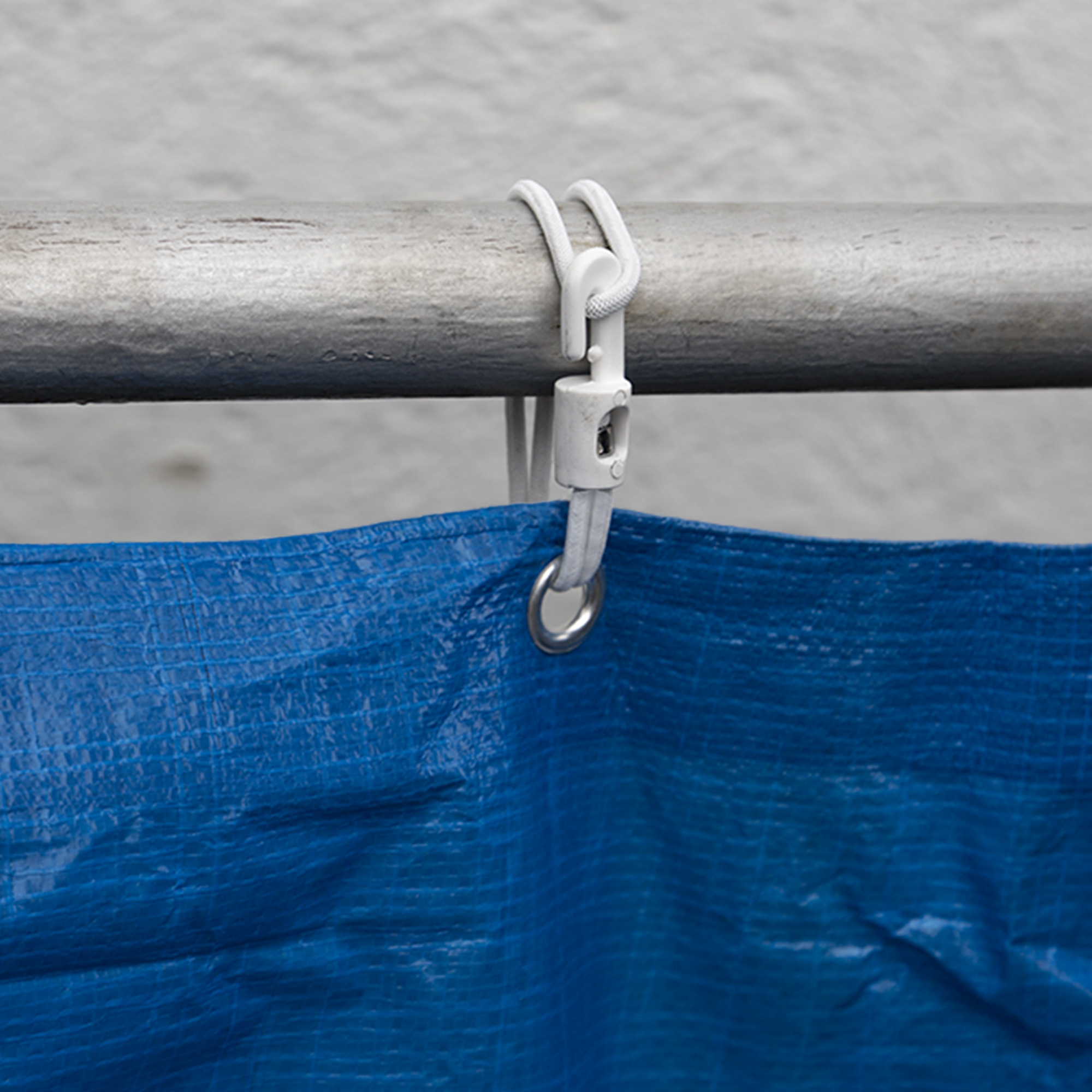 slider_image_b75a46d5c38441f1b6072e1b785d5ffe Expanderschlinge mit Spiralhaken an Stange befestigt, hält Plane mit Öse