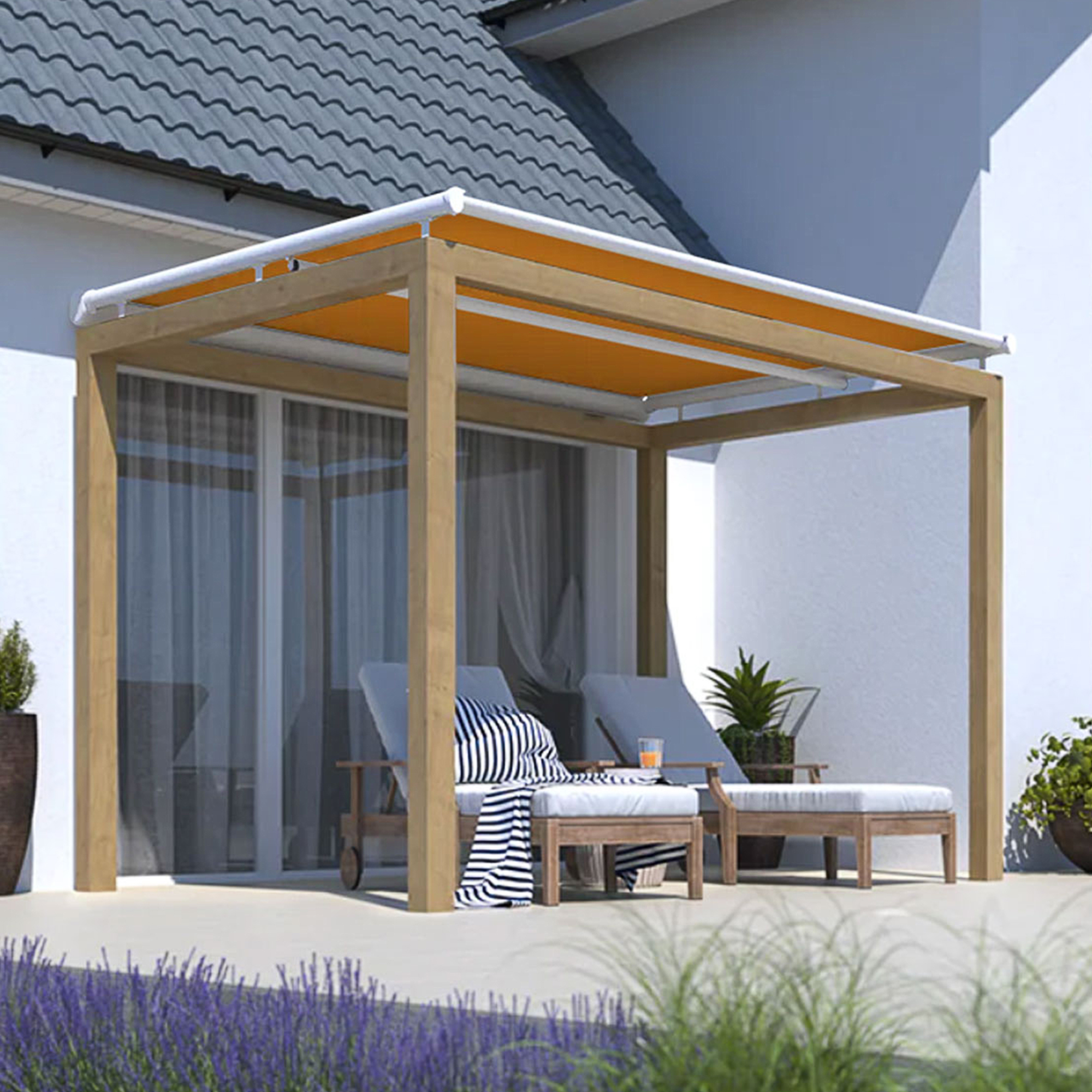 Wintergartenmarkise mit Holzrahmen über Terrasse mit Liegestühlen und Tisch