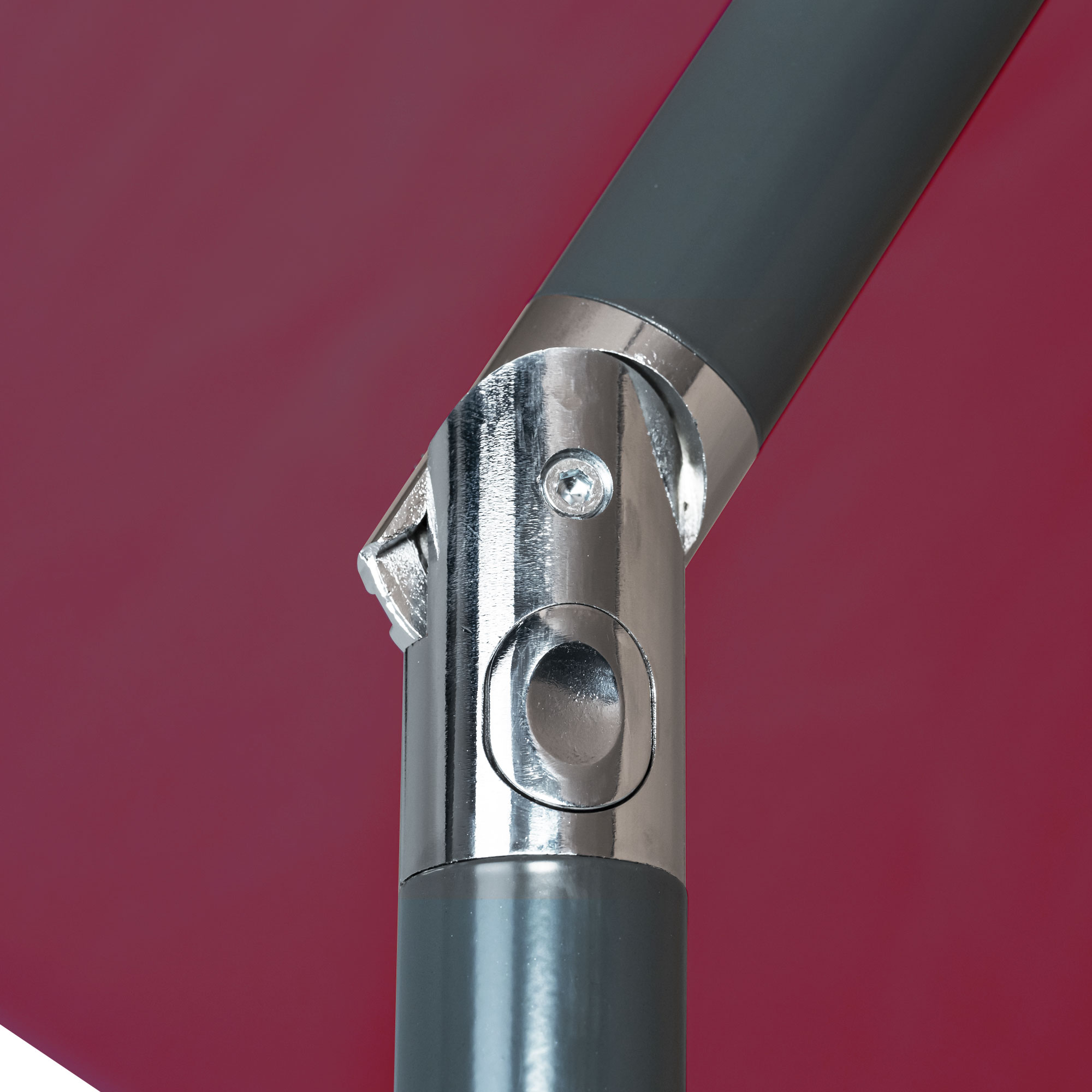 slider_image_5a5d897f18eb40b6bccf2a5a91f304e3 Nahaufnahme eines knickbaren Sonnenschirmgelenks mit Metallverbindung