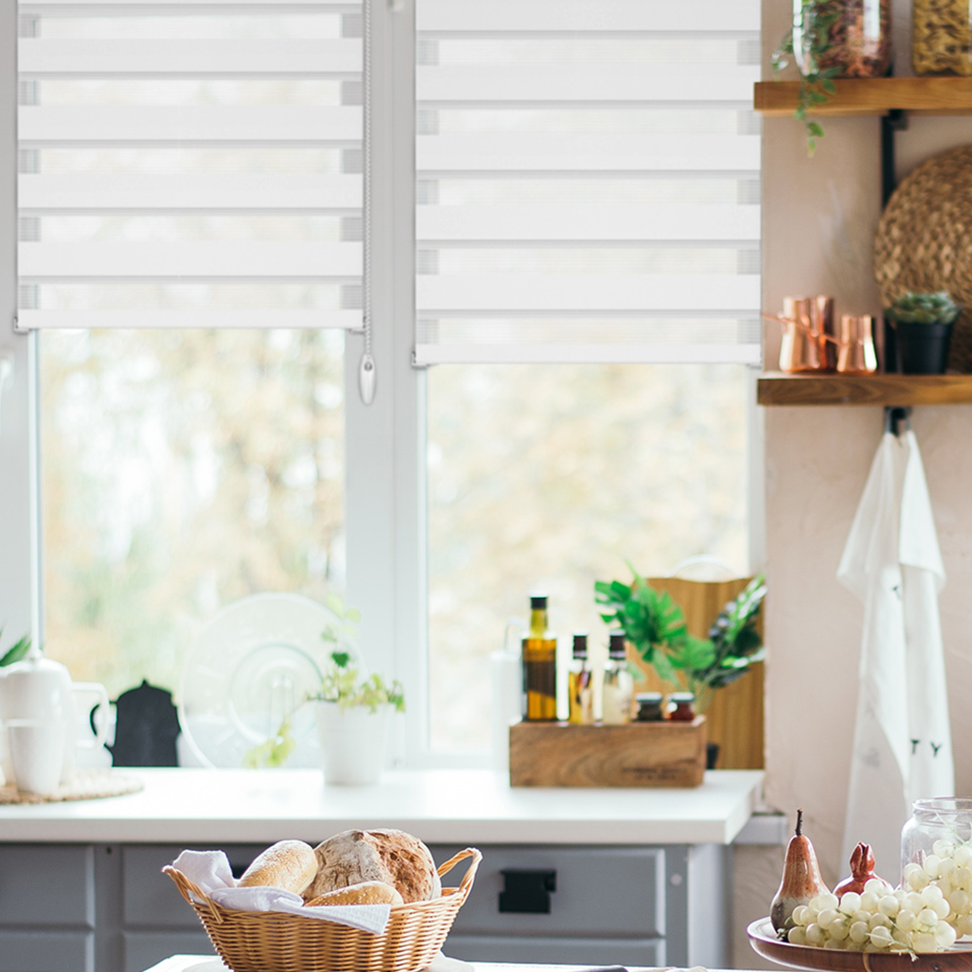 slider_image_69266627c6d64503870658fc036ca62e Klemmfix Doppelrollo an Küchenfenster, funktional und dekorativ, mit Pflanzen und Küchenutensilien