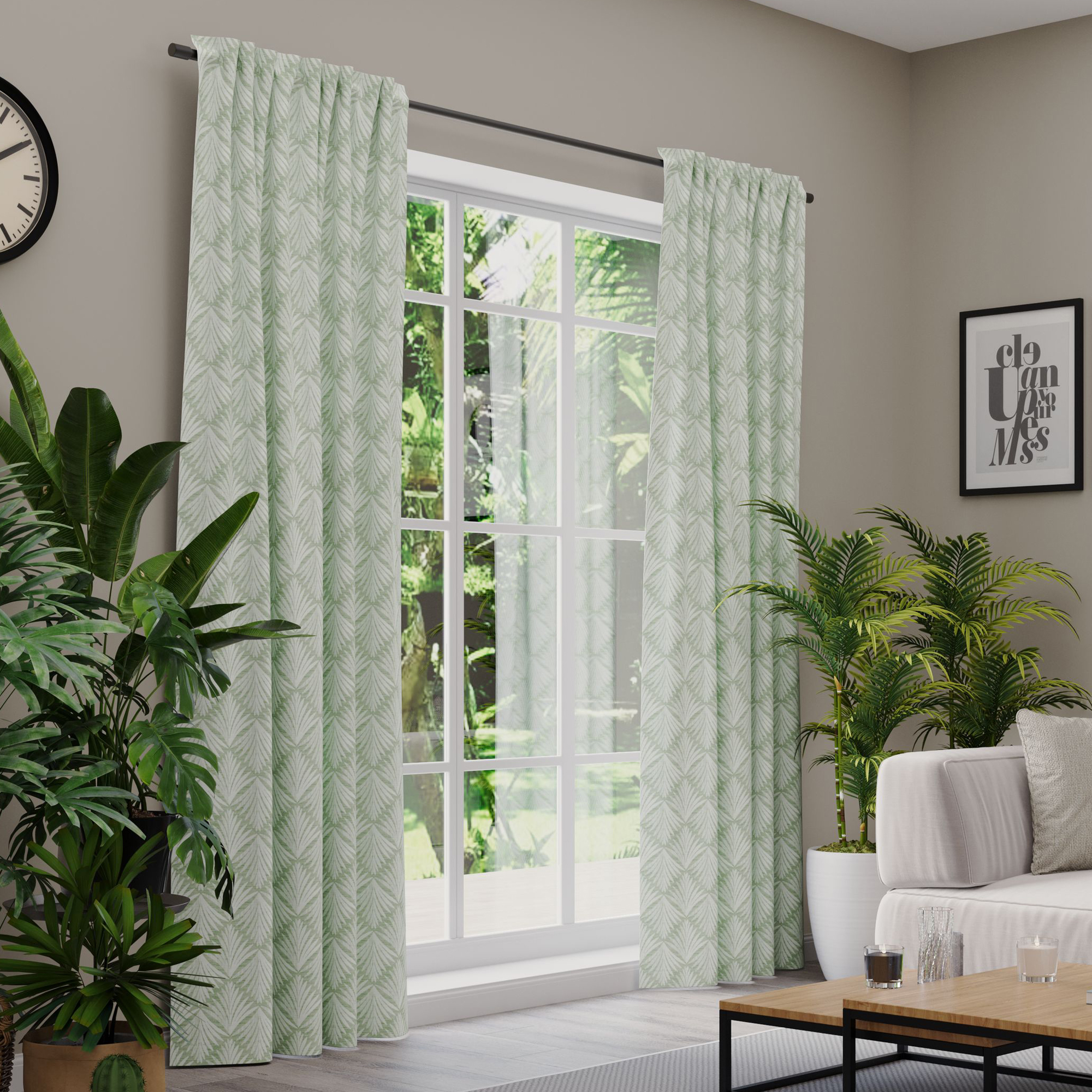 Gardinen an einem Fenster in einem Wohnzimmer mit Pflanzen und Möbeln