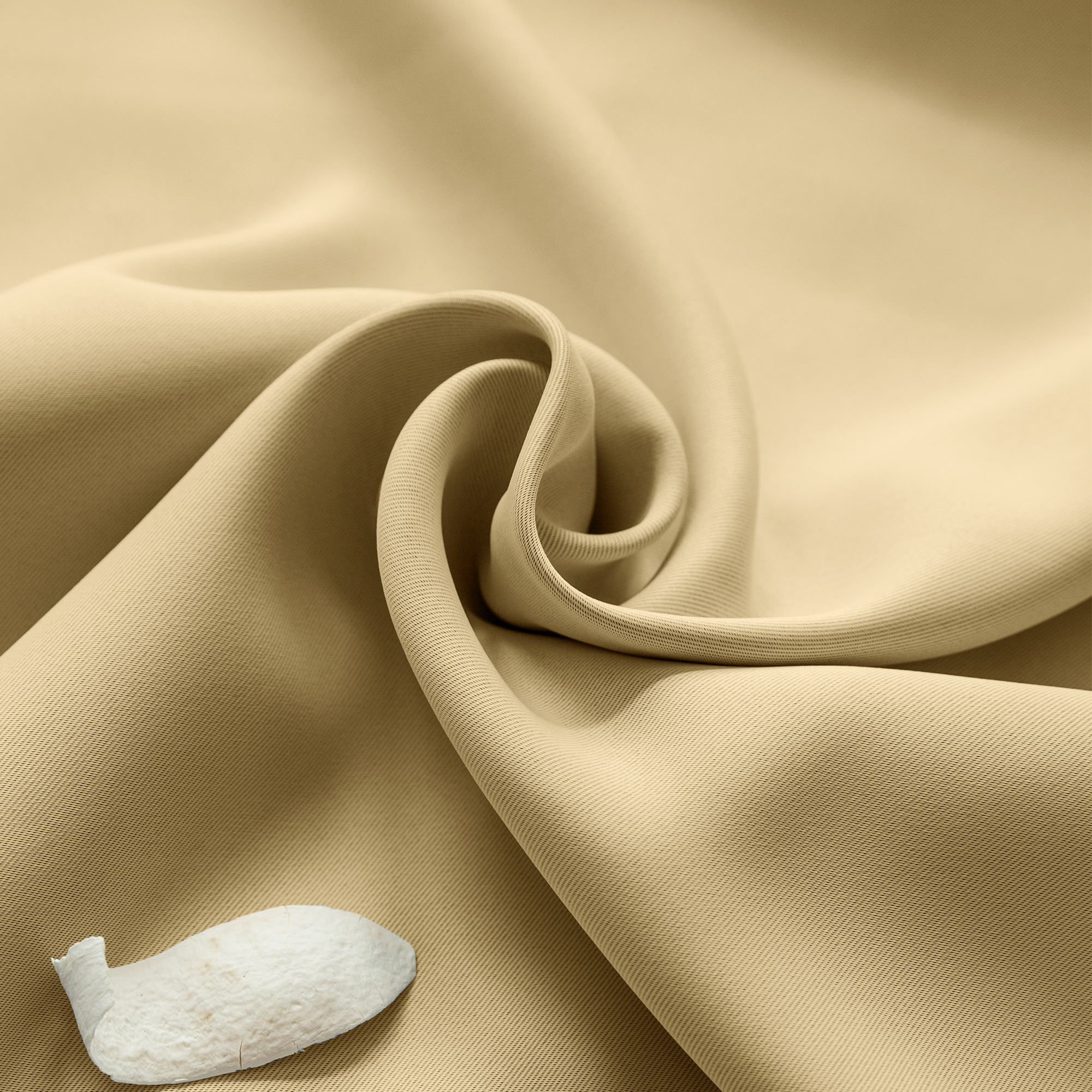 Faltiger Stoff eines Ösenvorhangs mit dekorativem Element