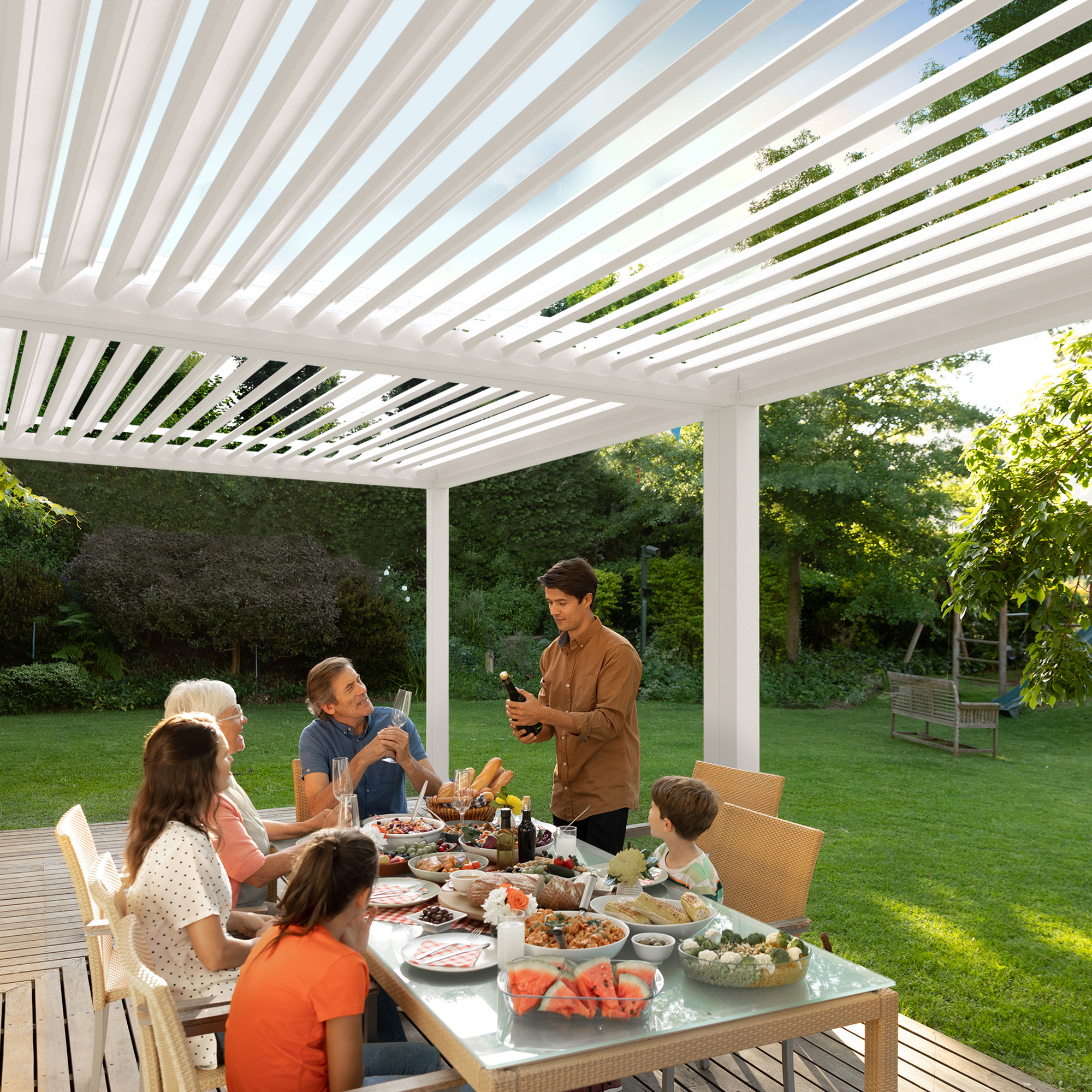 slider_image_019209cb1612704a8fc984b251c61eb6 Pergola mit Lamellendach über Esstisch im Garten, Menschen beim Essen und Trinken